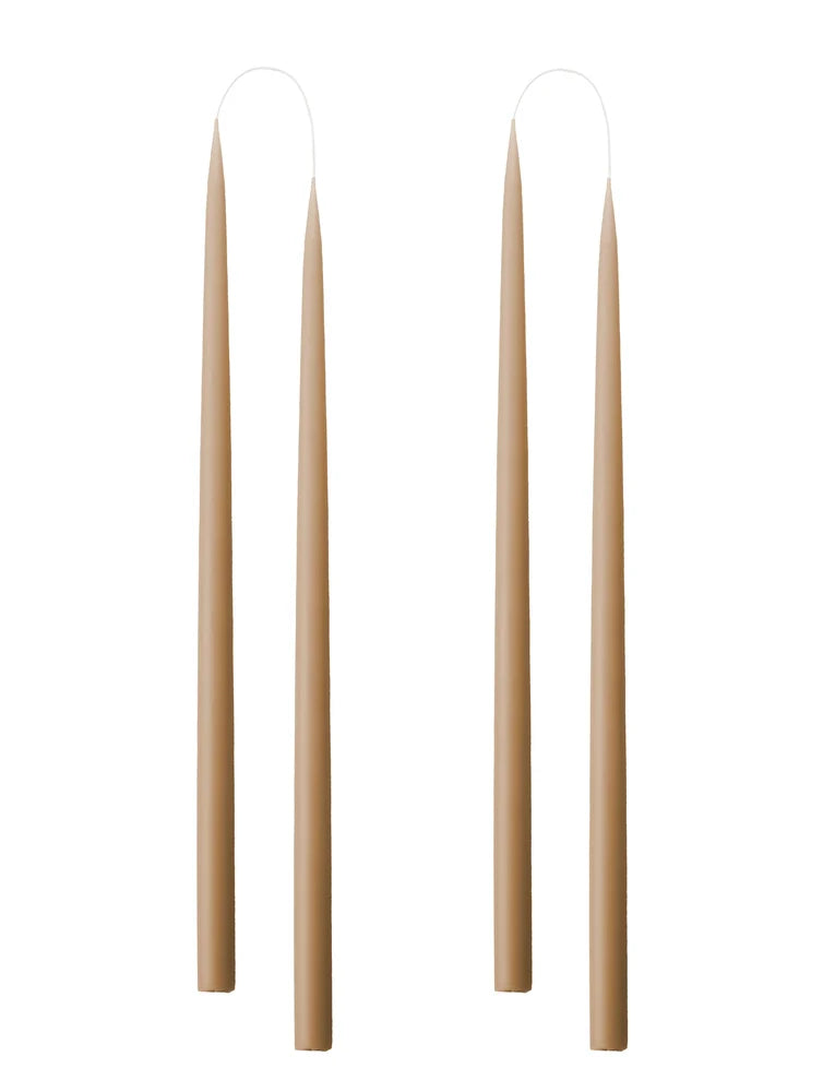 זוג נרות דקים וארוכים בצבע בז' H45 מבית Fine Lab Home, עם פתילות דקיקות הניצבים זקופים על רקע לבן, מעוצבים בקפידה משעוות פרפין איכותית למראה נקי ואלגנטי.