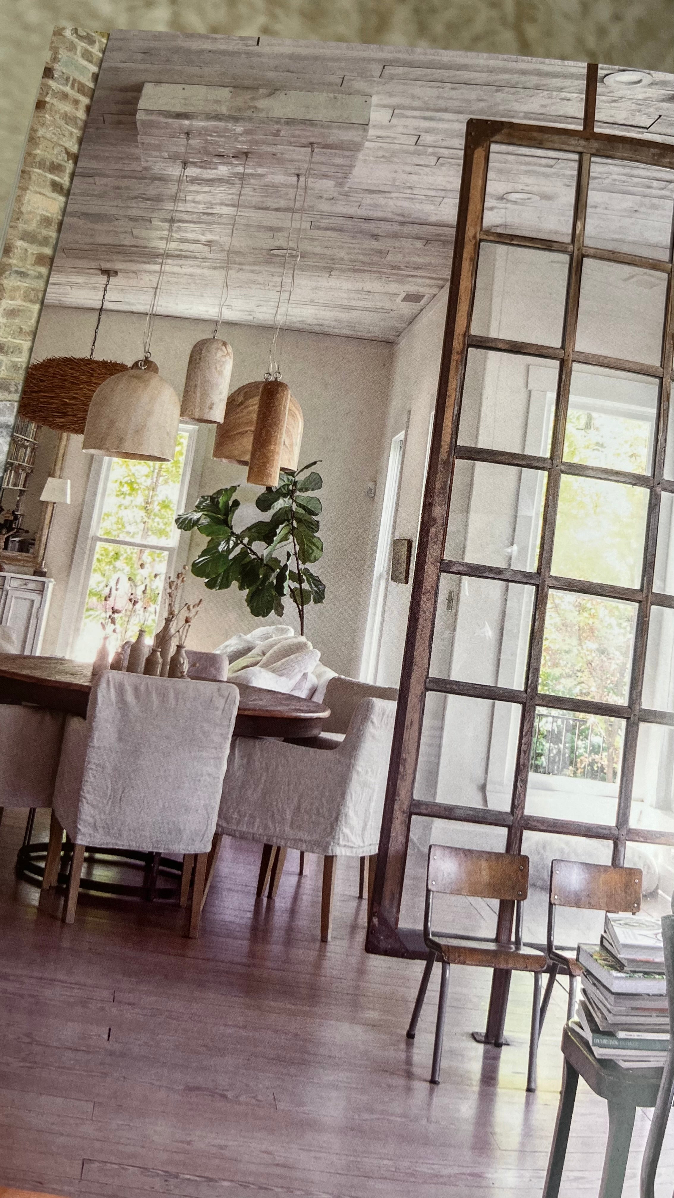 עטיפת הספר "עיצוב בסגנון חיים" מאת Fine Lab Home, המציגה מטבח נעים עם שולחן עץ ומכשירים מודרניים.
