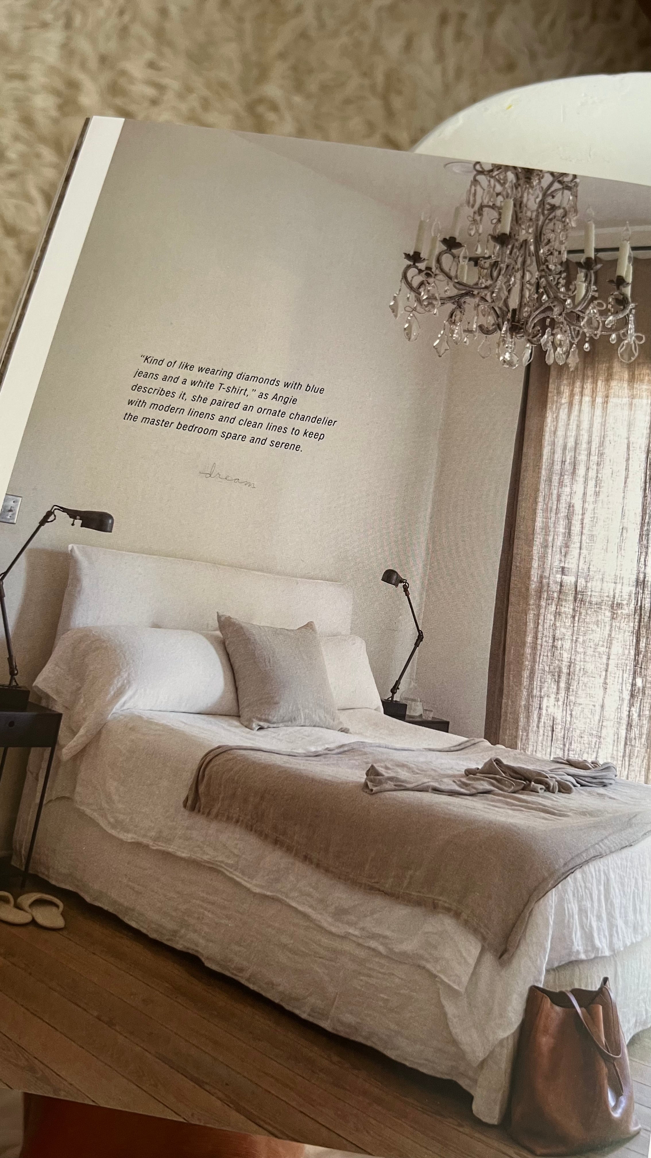 עטיפת הספר "עיצוב בסגנון חיים" מאת Fine Lab Home, המציגה מטבח נעים עם שולחן עץ ומכשירים מודרניים.