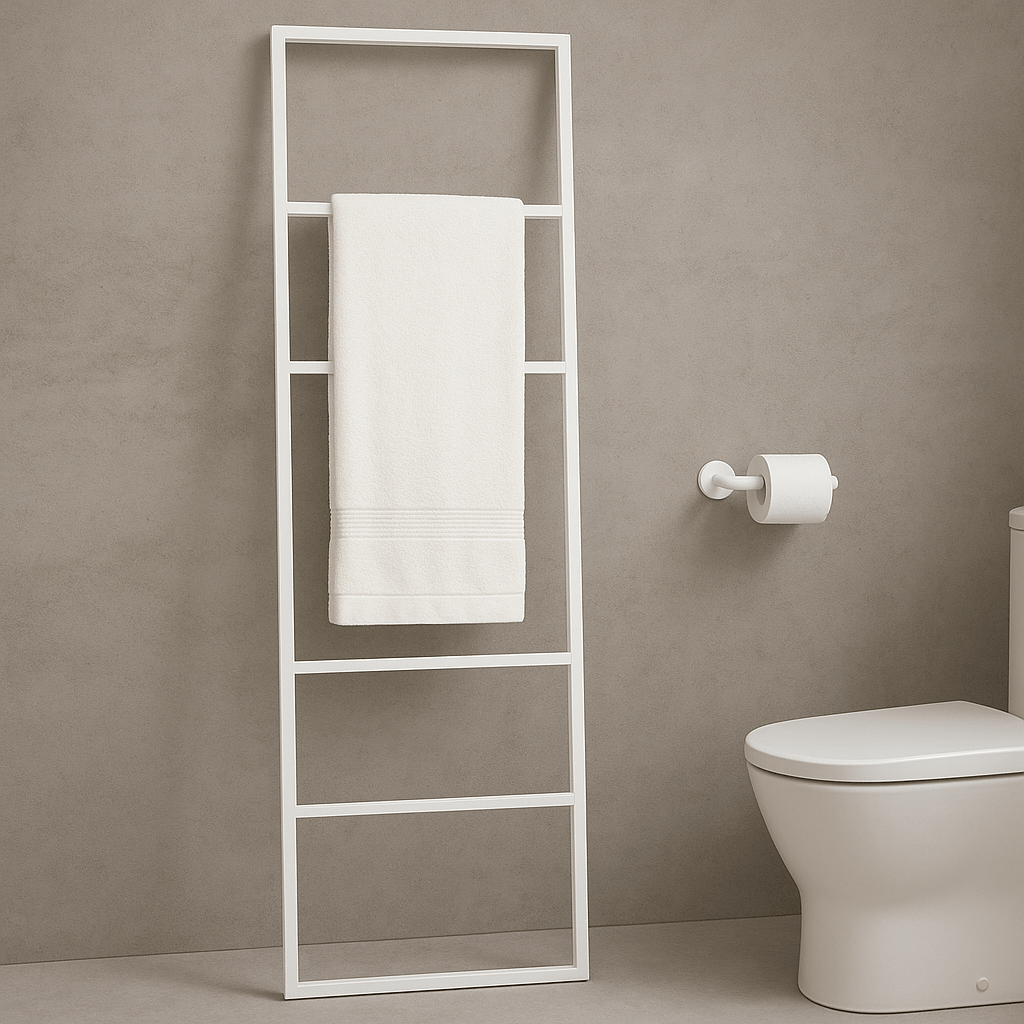 מגבת לבנה תלויה על סולם ברזל ליד אסלה לבנה ומחזיק נייר קיר, ומוסיפה מגע נקי לחדר האמבטיה המודרני בעיצוב מינימליסטי.