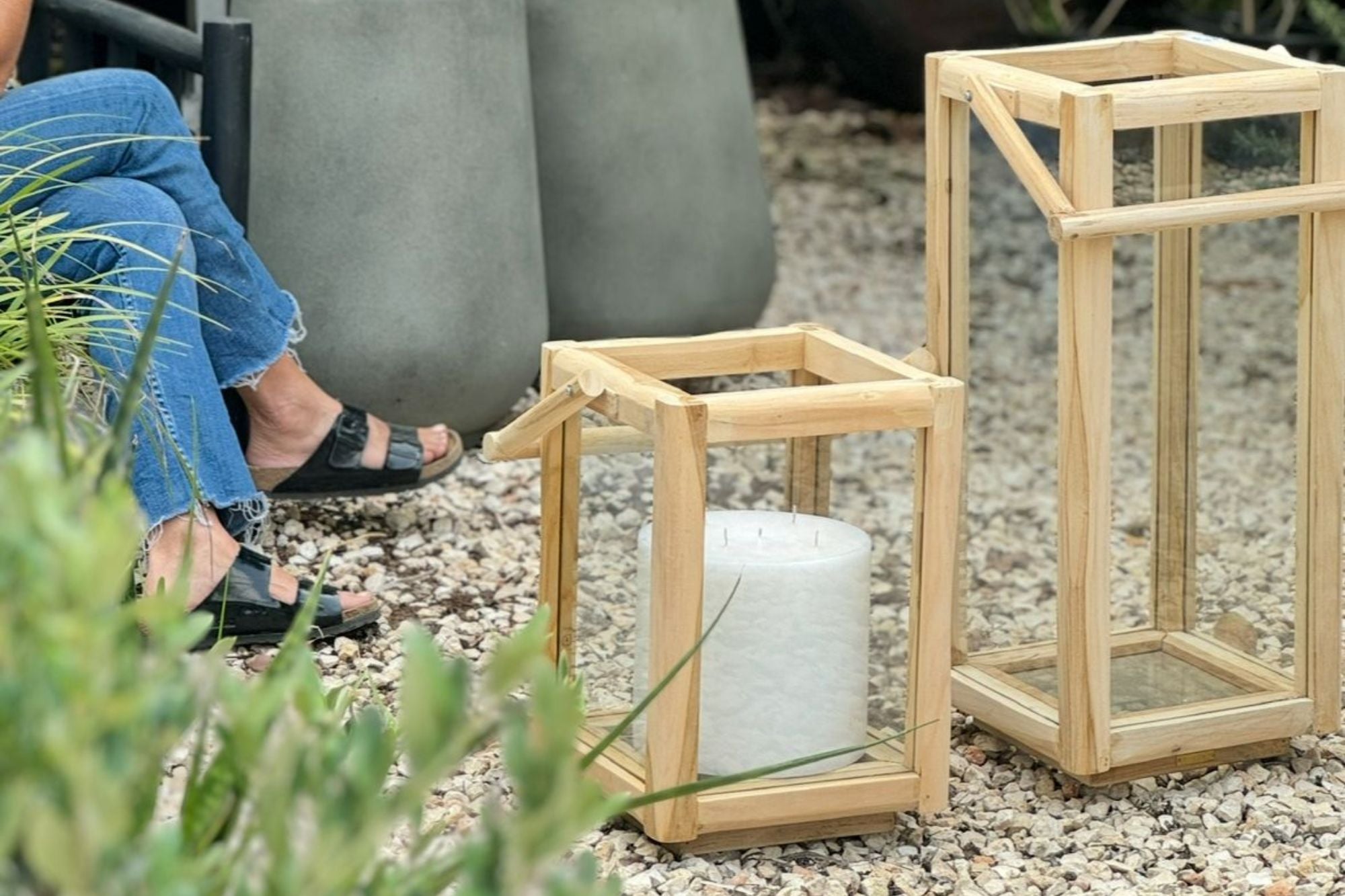 נר עמוד לבן מונח בתוך פמוט Fine Lab Home עששית, בעל מסגרת עץ בהירה מלבנית, על רקע לבן חלק.