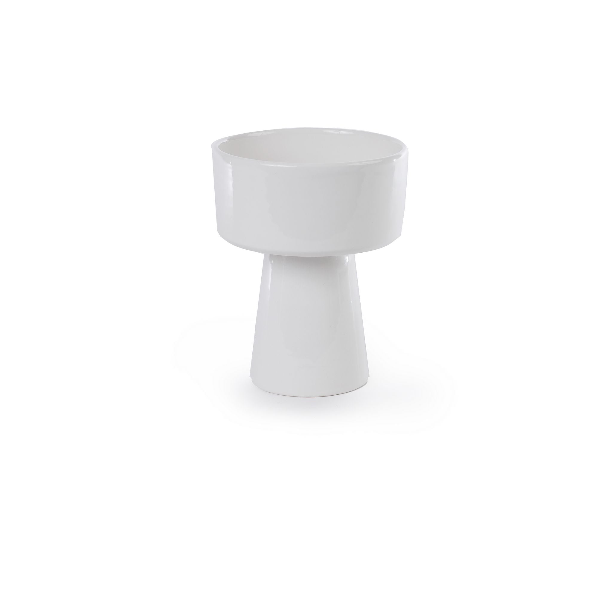 קערה על רגל מרקש – שני צבעים“ מבית Fine Lab Home, קערת הגשה מקרמיקה לבנה עם בסיס גלילי וחלק עליון רחב ומעוגל, עבודת יד ממרוקו, מוצגת על רקע לבן חלק.