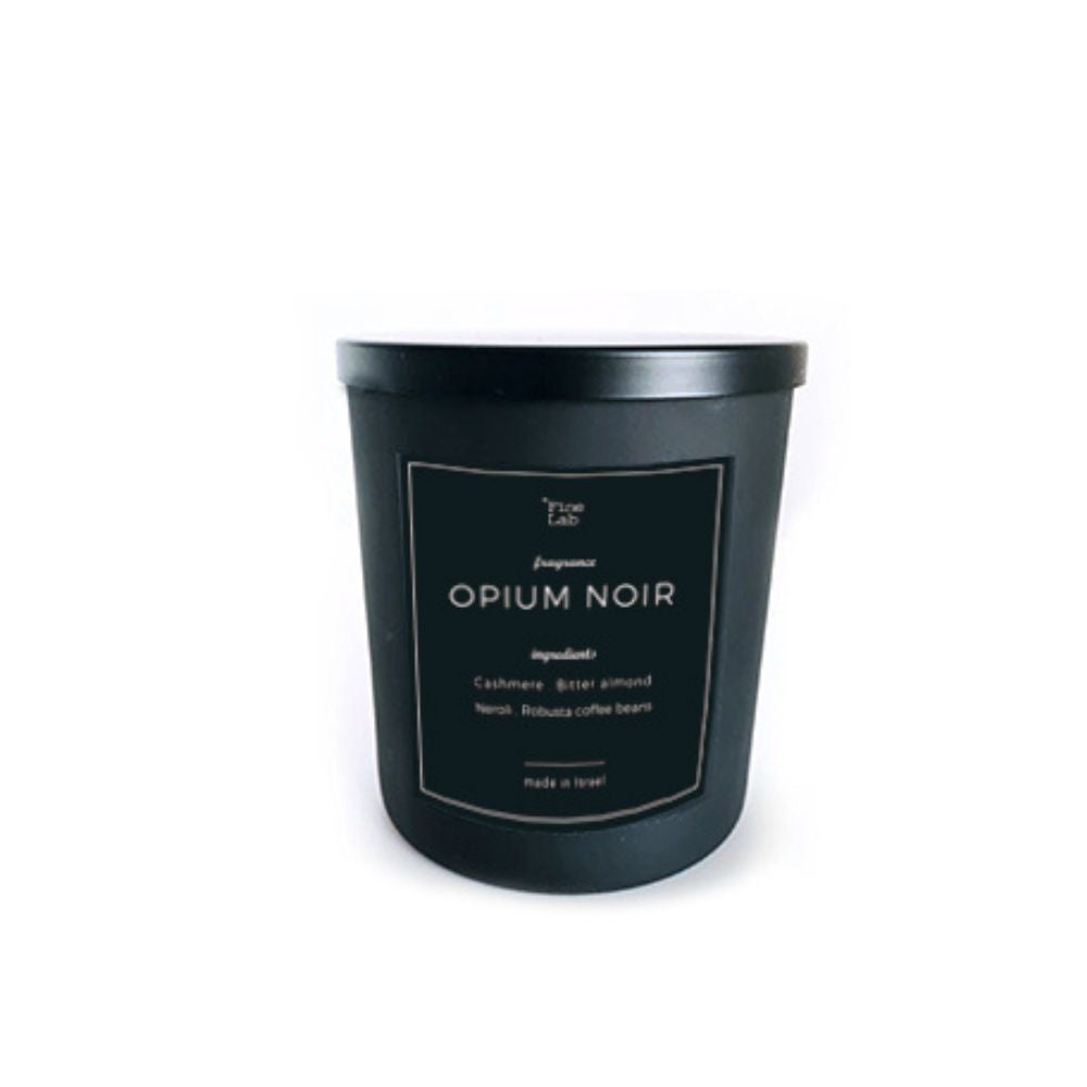 נר opium noir של Fine Lab Home בכלי שחור עם תווית, עשוי משעוות צמחים טבעית וכולל ניחוחות קשמיר, שקדים מרים, נרולי וגרגרי קפה קלויים לארומה ייחודית.