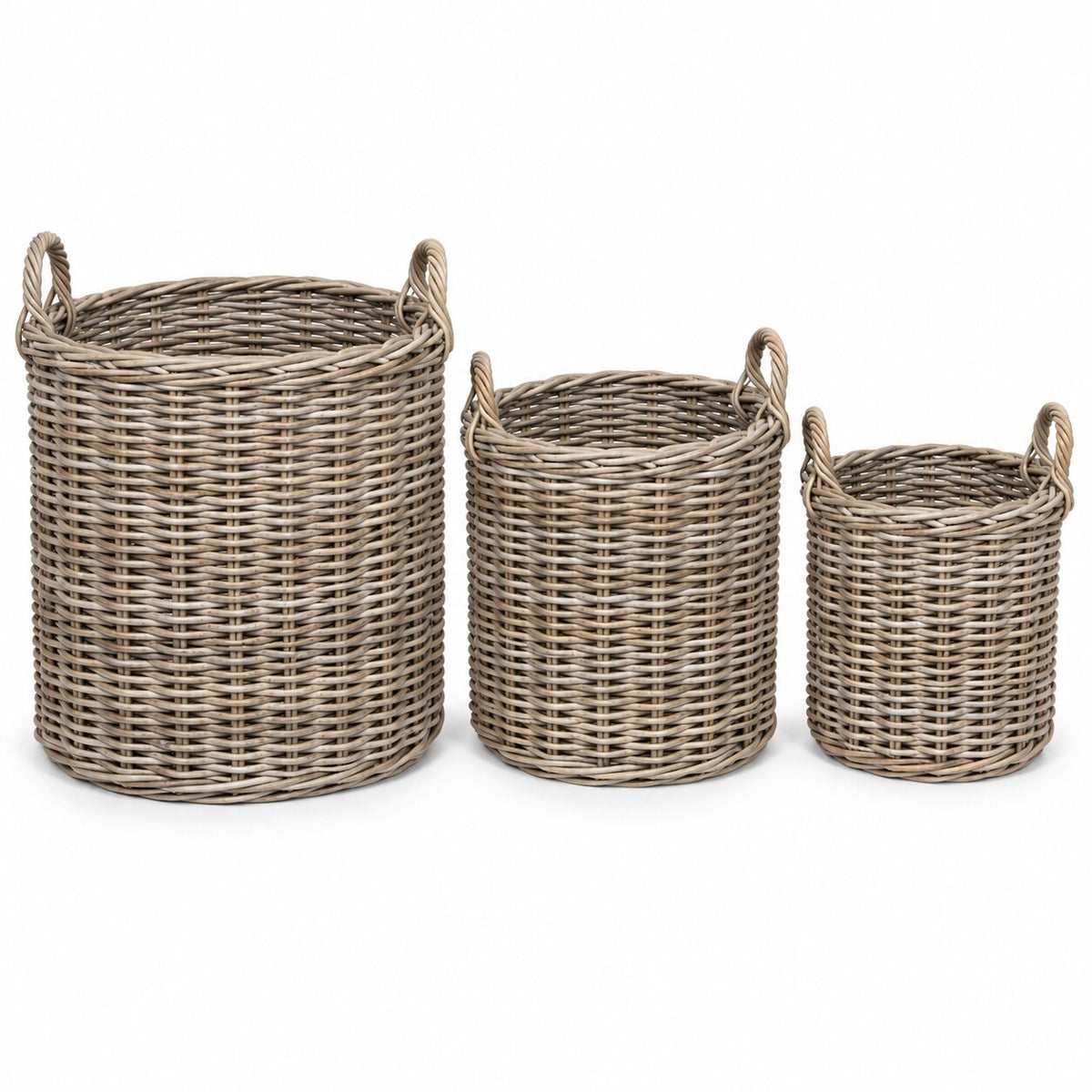 שלוש סלי ראטן עגולים ארוגים של Fine Lab Home – סלי ראטן עם ידיות, מסודרים לפי סדר יורד של גודל.
