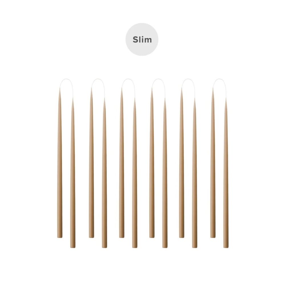 שמונה נרות חומים, דקים ומתחדדים מהקולקציה “זוג נרות דקים וארוכים” H28 - מגוון צבעים מבית Fine Lab Home, מסודרים באלגנטיות בשורה אנכית על רקע לבן, עם הכיתוב “Slim” המופיע בתוך עיגול אפור מעליהם — אידיאליים כנרות דקים או נרות לפמוטים צרים, נרות מעוצבים אלה מוסיפים מגע אלגנטי לכל חלל.