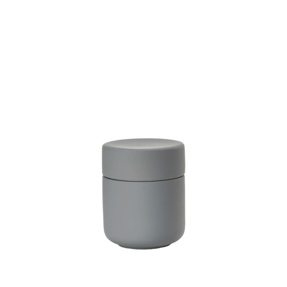 כלי קטן בצבע אפור מט של Fine Lab Home, המיועד לצמר גפן, עם מכסה תואם, מונח במרכז על רקע לבן, מה שמדגיש את קוויו הנקיים ואת העיצוב הסקנדינבי שלו.