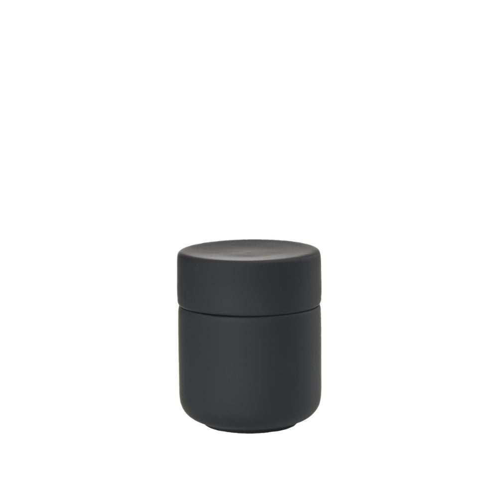 כלי גליל קטן בצבע שחור מט של Fine Lab Home, המיועד לצמר גפן, המתאפיין בעיצוב סקנדינבי מושלם. מושלם ככלי אחסון לחדר האמבטיה, מצולם על רקע לבן חלק.