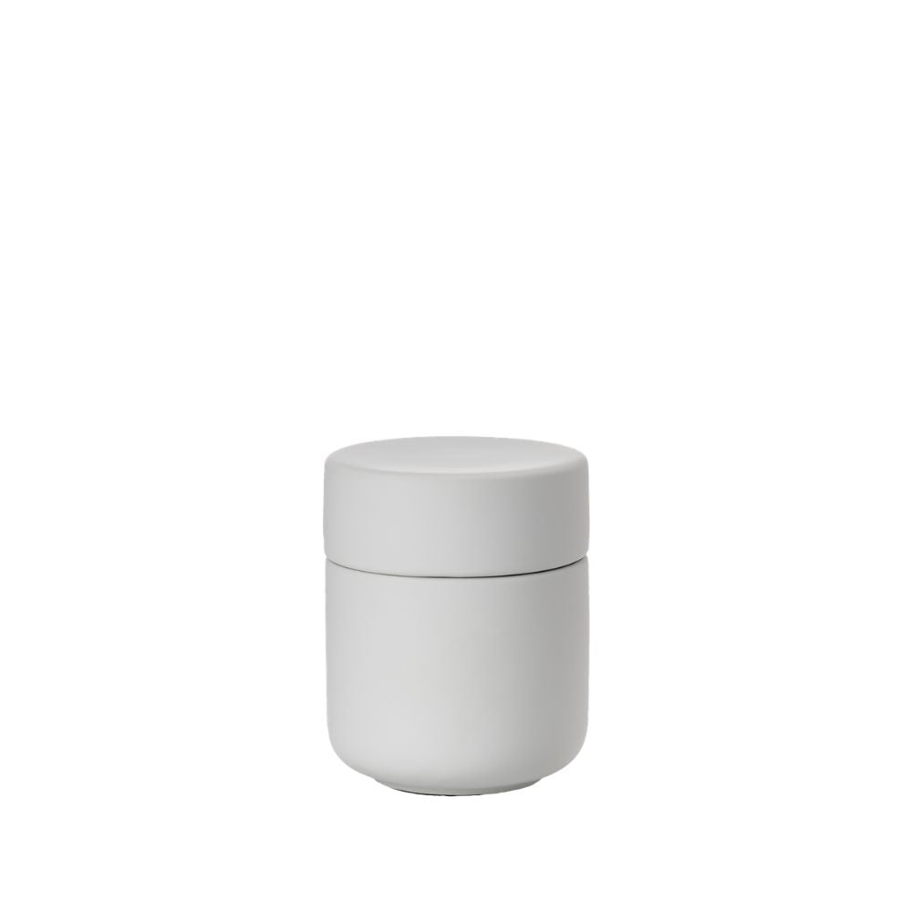 כלי קטן ולבן בצורת אום של Fine Lab Home, המיועד לצמר גפן, עם מכסה תואם, מוצג על רקע לבן חלק.