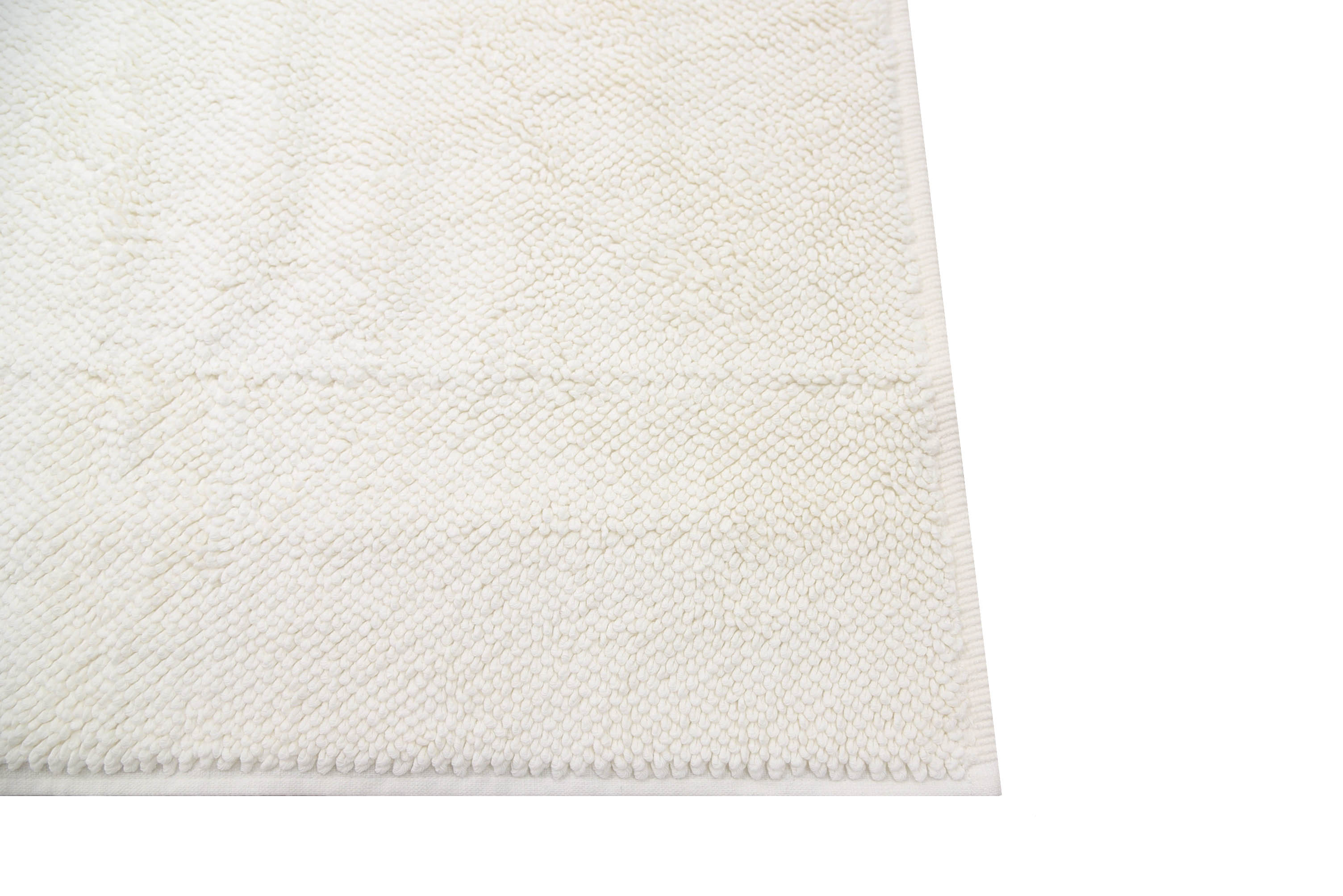 שטיח אמבטיה לבן - 100% כותנה מבית Fine Lab Home מונח שטוח על רקע לבן.