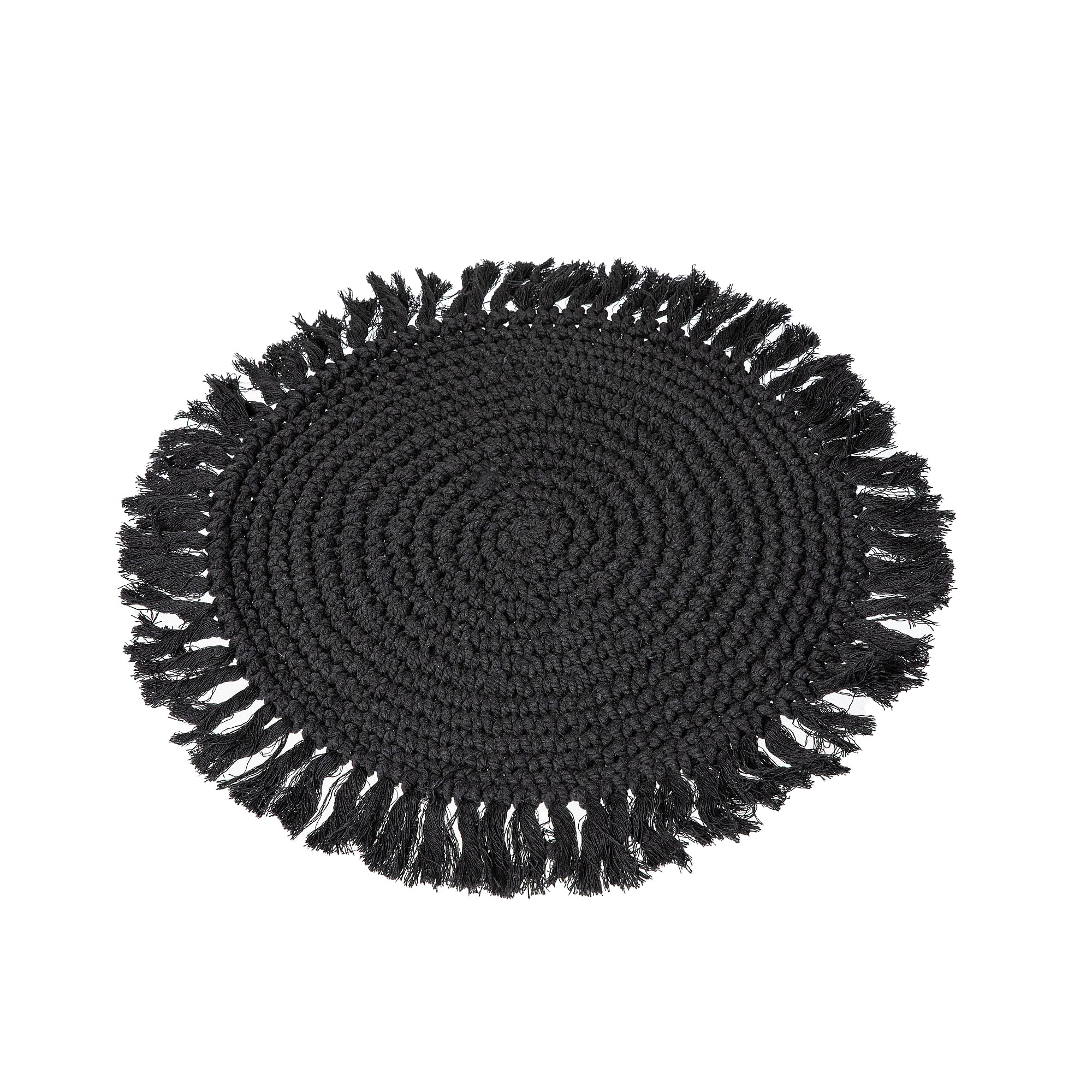 הפלייסמנט מבית Fine Lab Home הוא שטיח עגול שחור קלוע עם שוליים עם פונפונים, מעשה עבודת יד מקרמה, מוצג על רקע לבן.