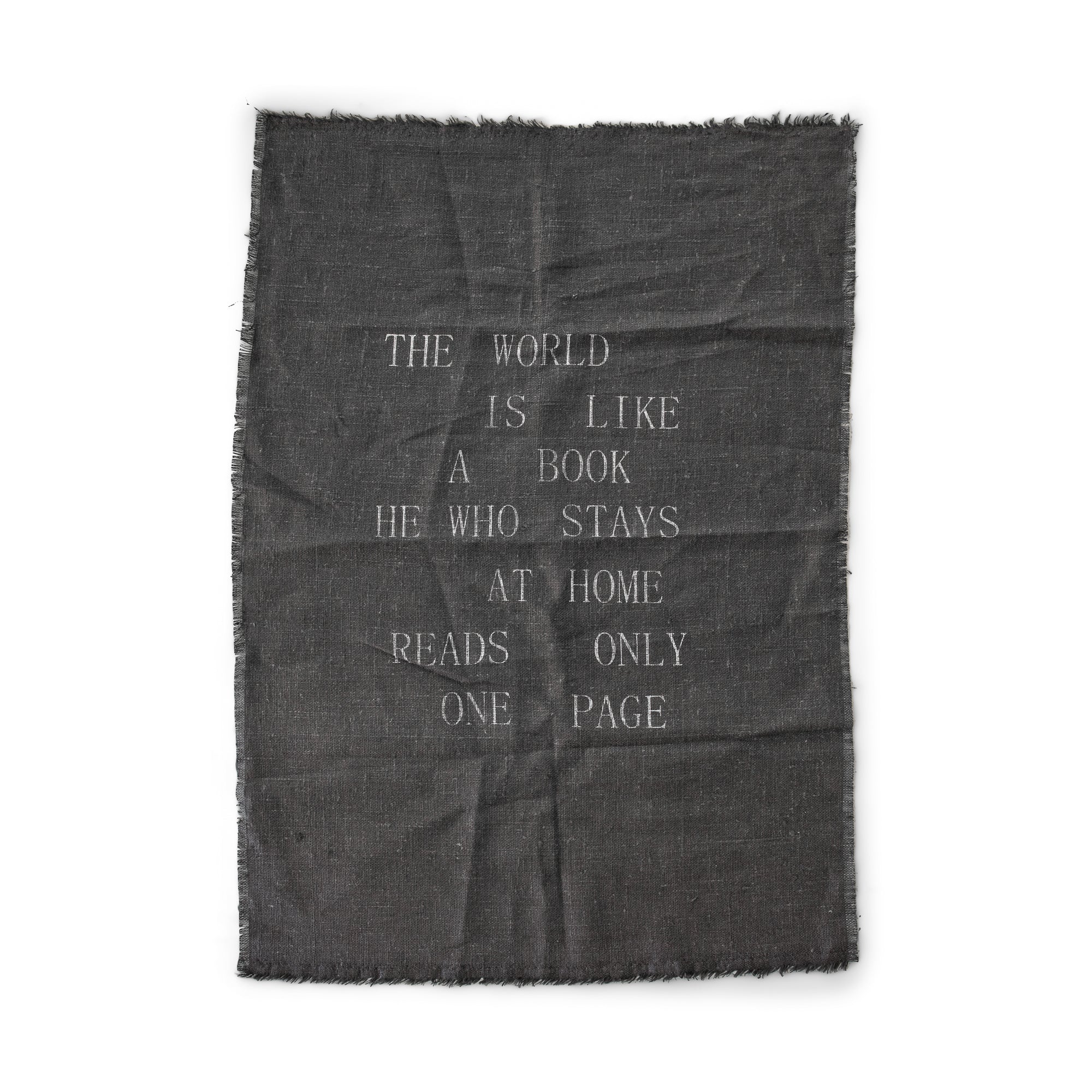 The Fine Lab Home פוסטר לתליה פשתן הוא פוסטר קיר מבד פשתן אפור כהה ובלוי עם טקסט לבן: "העולם הוא כמו ספר. מי שנשאר בבית קורא רק עמוד אחד.