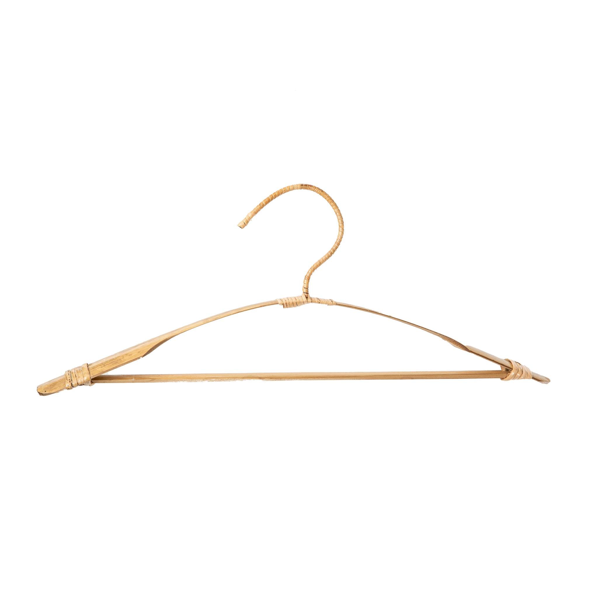 קולב במבוק של Fine Lab Home עם וו מעוקל ומוט אופקי ישר, מצולם על רקע לבן.