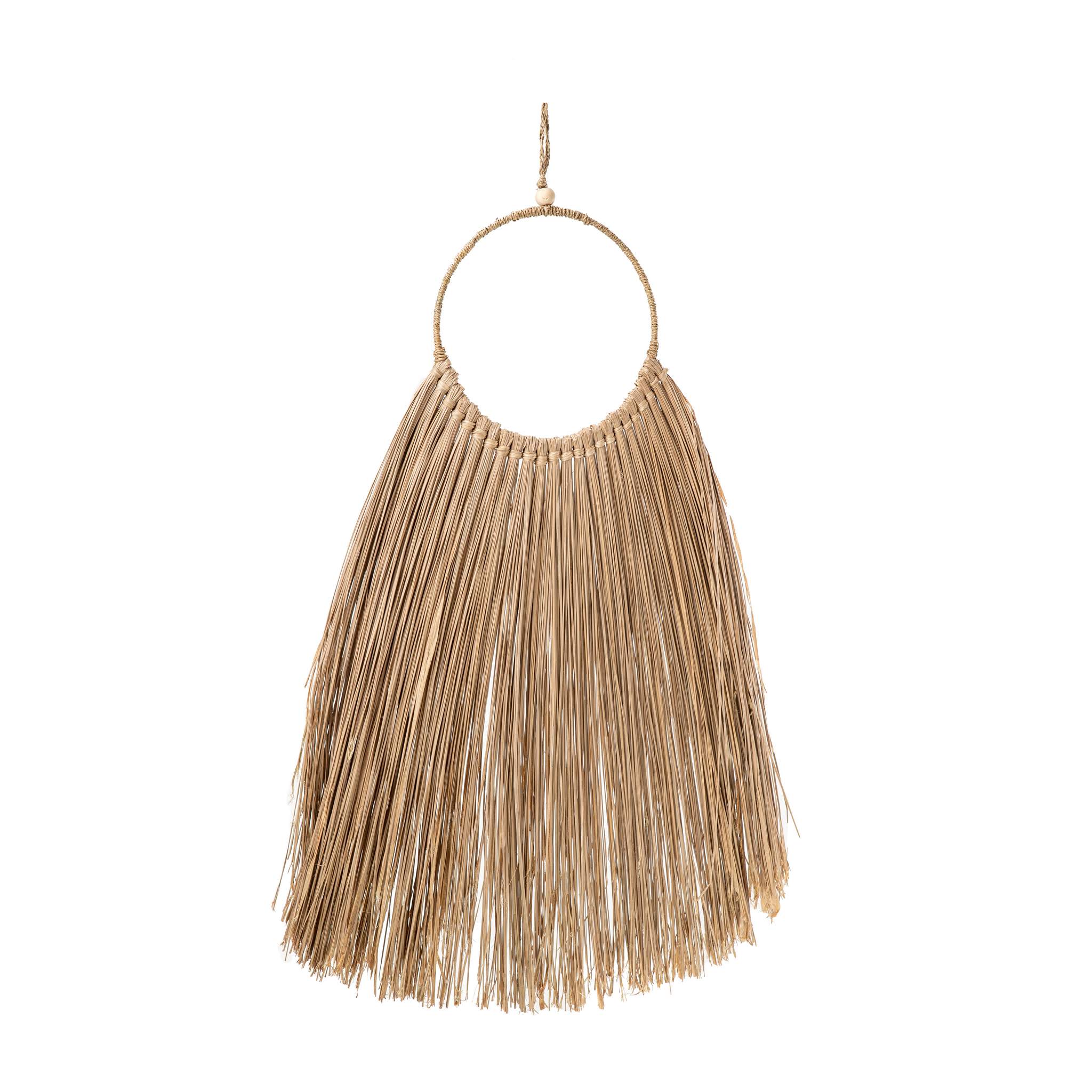 עגיל עגול עם חישוק גדול וציציות ארוכות וישרות בצבע בז', בהשראת קישוט קיר לתלייה- קש טבעי של Fine Lab Home, למראה אלגנטי וטבעי.