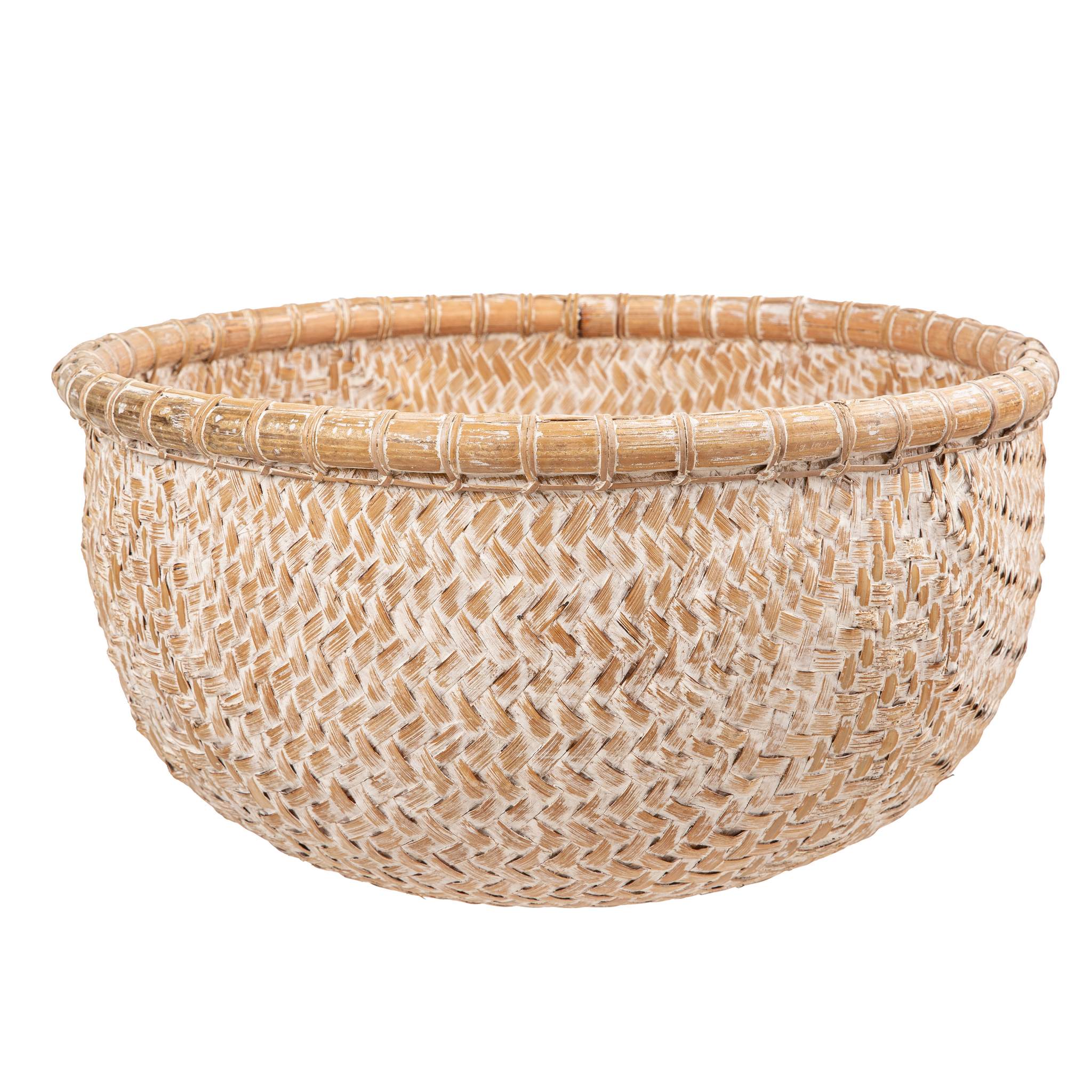 קערת קש עגולה, ארוגה, במגוון גדלים, מבית Fine Lab Home, עם פתח רחב ודוגמת צבעים טבעית בצבעי בז' ולבן.