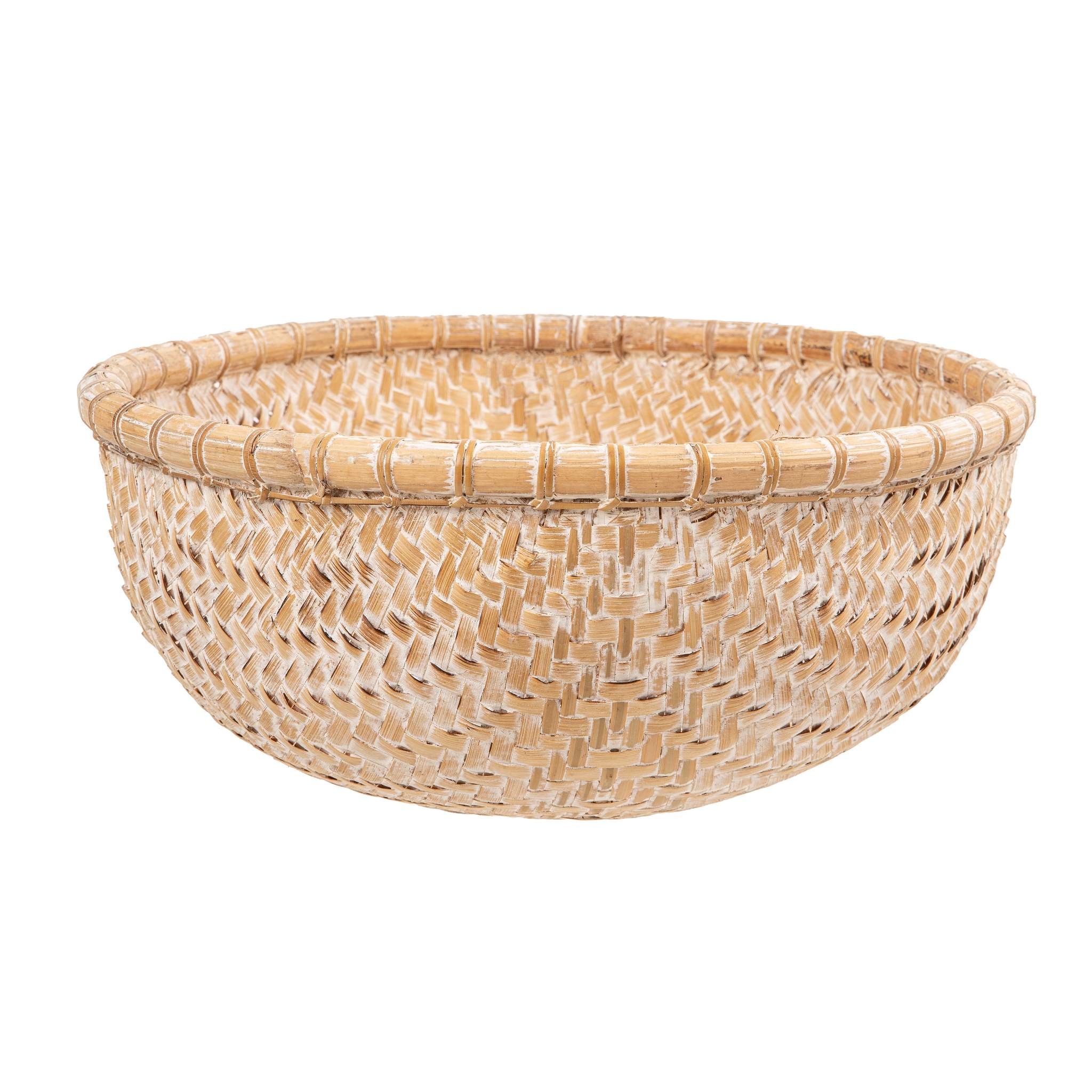 The Fine Lab Home קערת קש- מגוון גדלים היא סלסלה עגולה ושטוחה, ארוגה מחומרים טבעיים וקלים — אידיאלית כקערת קש או כקערת אחסון מסוגננת, המוצגת על רקע לבן.