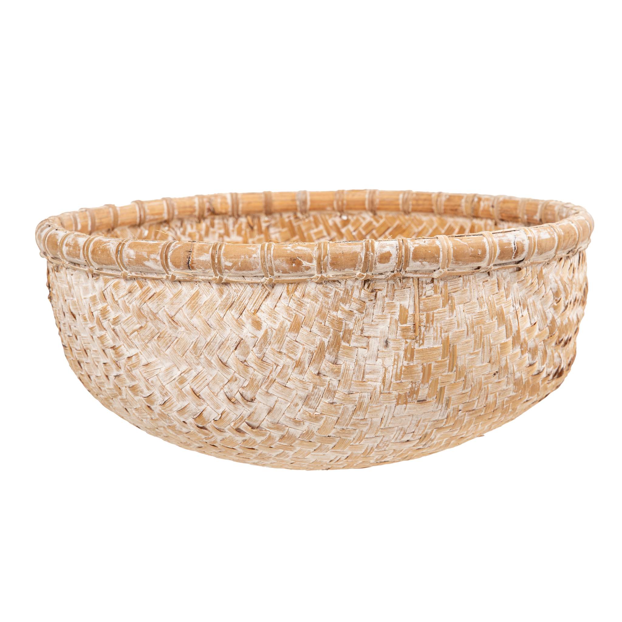 קערה עגולה ושטוחה קערת קש- מגוון גדלים מבית Fine Lab Home בגימור טבעי ולבן, עם שוליים קלועים — אידיאלית כקערת איחסון או כאלמנט דקורטיבי לביתכם.