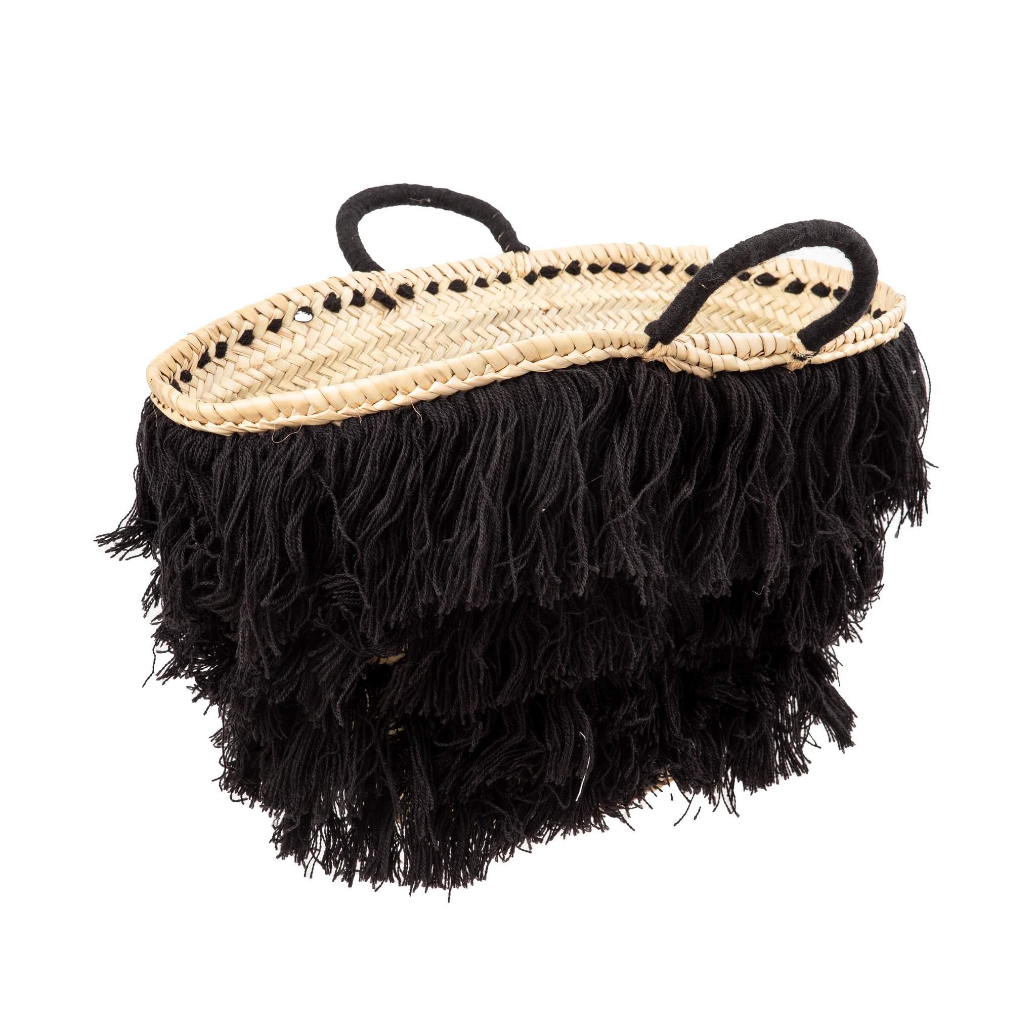 תיק קש פרנזים שחורים מבית Fine Lab Home כולל שתי ידיות וציציות שחורות בצדדים, על רקע לבן.