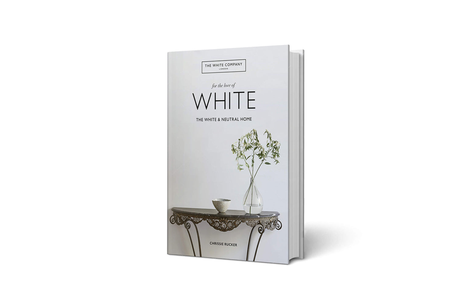 ספר העיצוב "for the love of white" בכריכה קשה כולל עטיפה מינימליסטית עם שולחן, כוס לבנה ואגרטל עם פרחים.