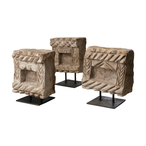 שלושה פסלי בטון מרובעים עם חריטה אתנית של Fine Lab Home מוצגים זקופים על סטנדים ממתכת, ויוצרים פסל גיאומטרי ייחודי שמשדרג כל חלל מודרני כפריט עיצוב מרשים.