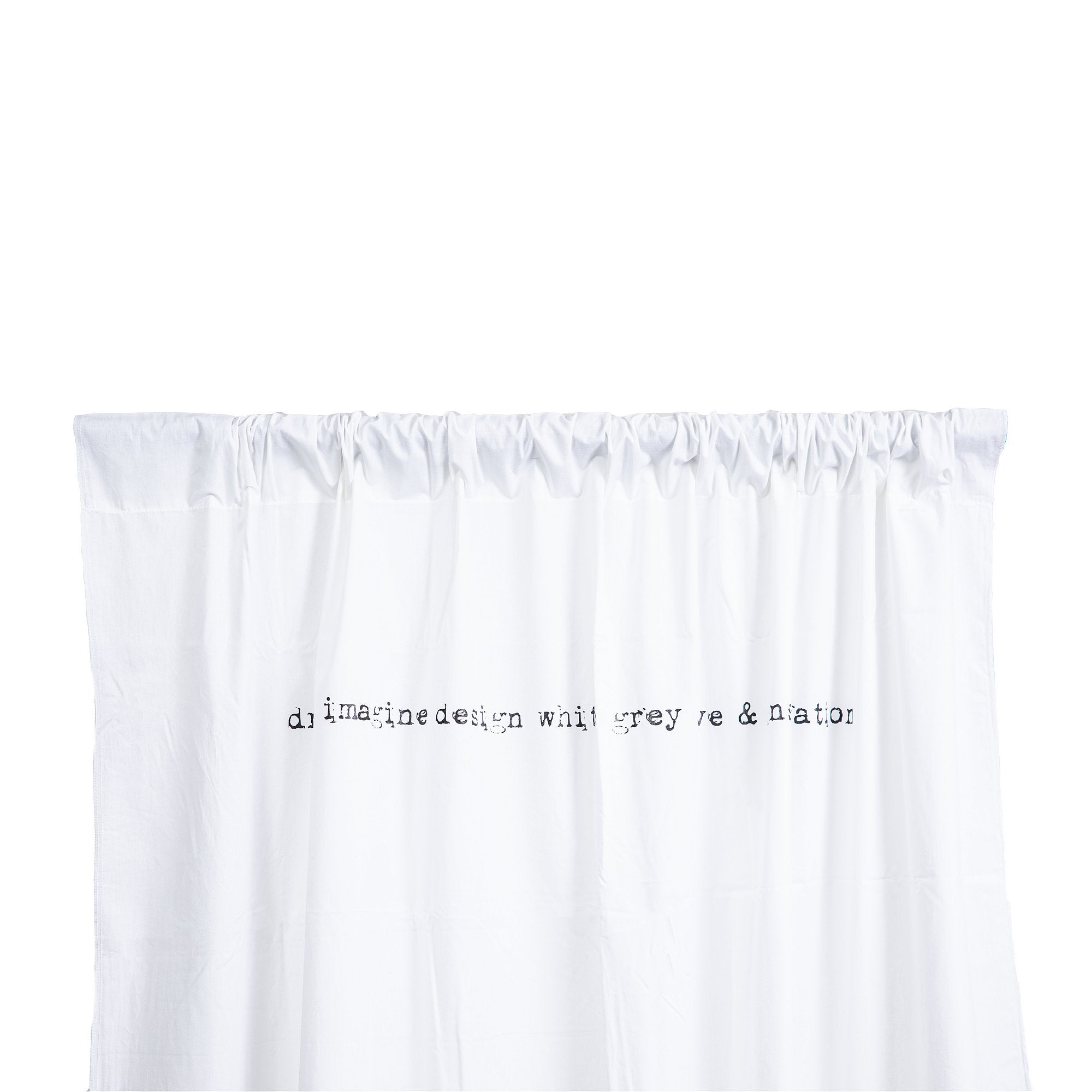 זוג וילונות לבנים מבית Fine Lab Home בדגם הדפס DREAM, עם בד כותנה ואיסוף עליון, טקסט שחור עדין במרכז העליון, תלויים באלגנטיות על רקע חלק.