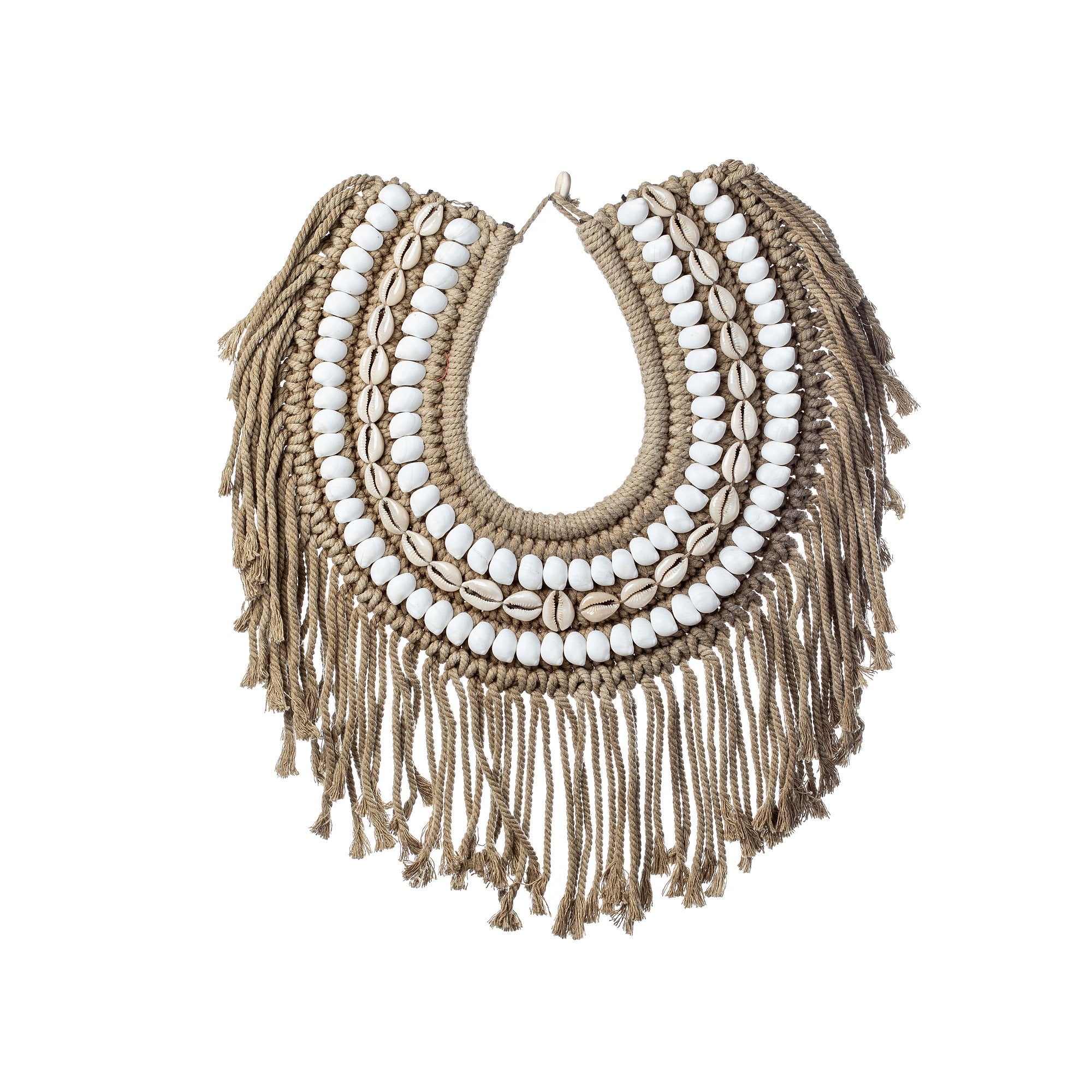 קישוט קיר מקרמה צדפים של Fine Lab Home כולל חבל בצבע בז', שורות של חרוזים לבנים וקונכיות קאורי, בתוספת שוליים מקרמה בשכבות ליצירת דקורציה מסוגננת לקיר.