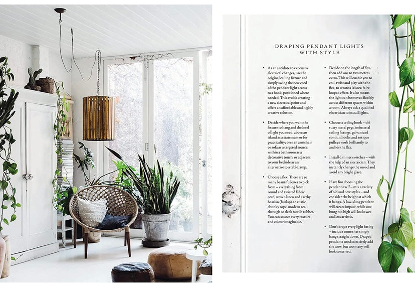 כריכת הספר "עיצוב" בעיצוב Fine Lab Home, המציגה מדף לבן עם פרחים מיובשים, ציור נוף וקישוטים — השראה אידיאלית לחובבי עיצוב הבית ואוהבי עיצוב.