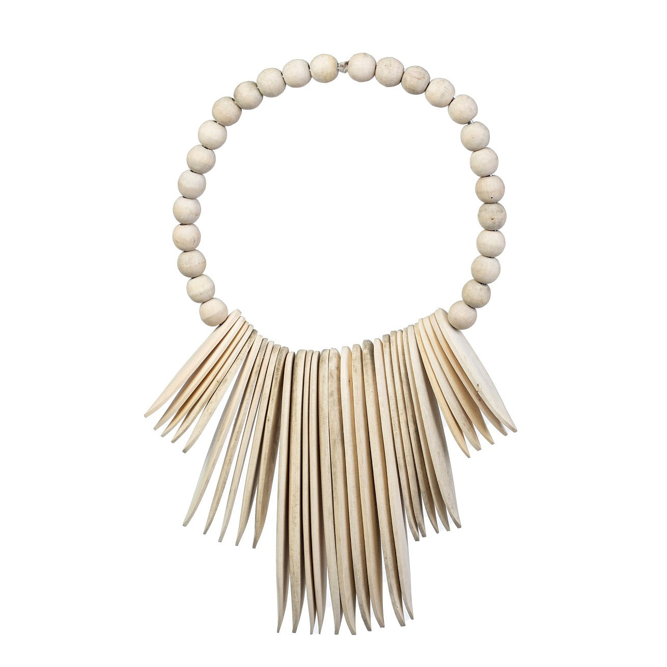 קישוט חרוזי עץ טבעי מבית Fine Lab Home: שרשרת דקורטיבית מחרוזים עגולים בגוון בז', עם תליוני עץ טבעי ארוכים ושטוחים בקדמה.