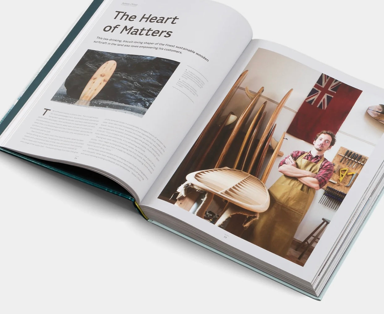 ספר העיצוב surf odyssey של Fine Lab Home הוא ספר עיצוב בכריכה קשה, שעל כריכתו מופיע גולש גלים.