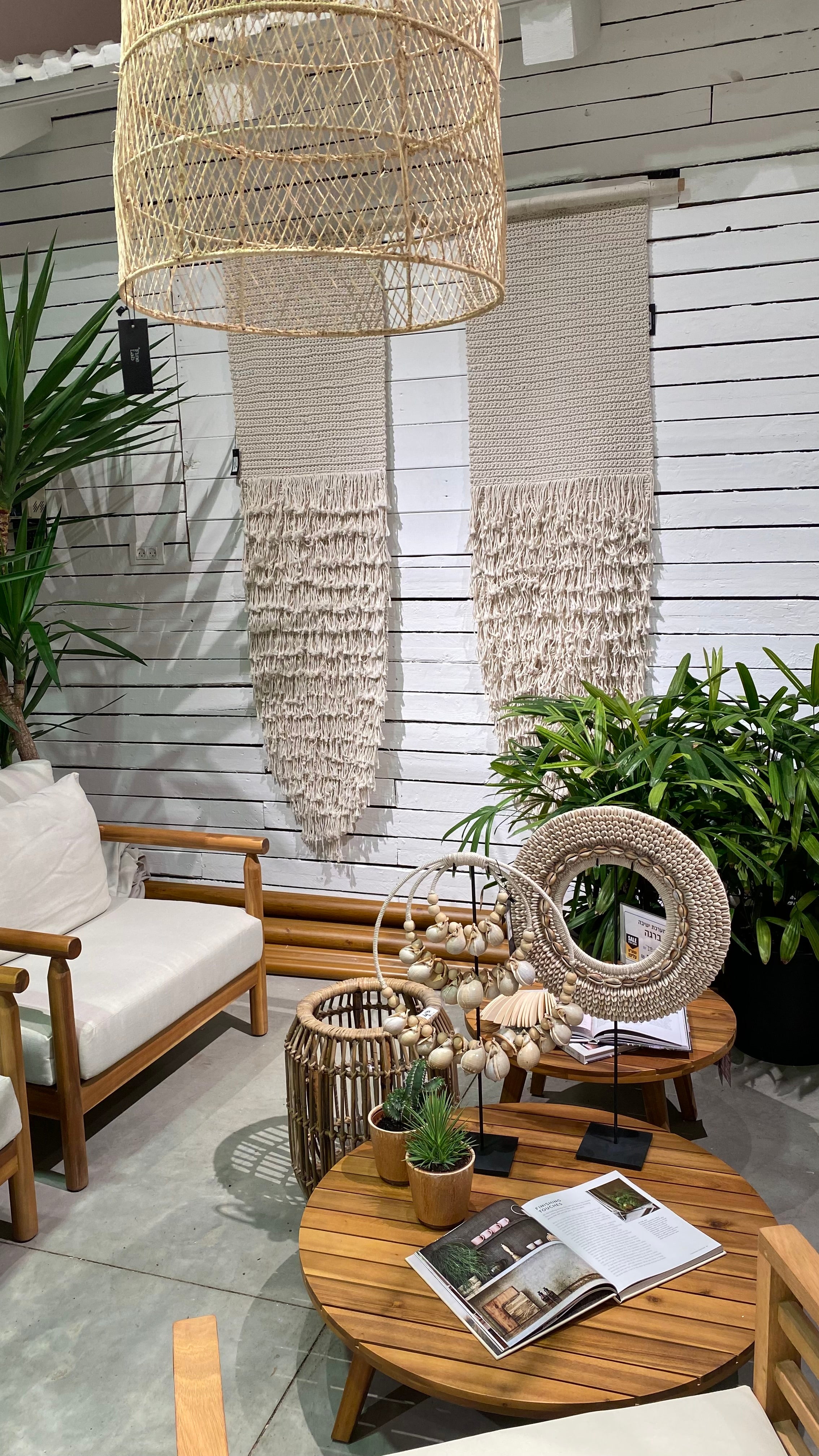 קישוט קיר מקרמה מבית Fine Lab Home בצבע קרם, עם חצי תחתון מרקמי וחלק עליון רשת, תלוי ממקל עץ – עבודת יד מושלמת לעיצוב הקיר.