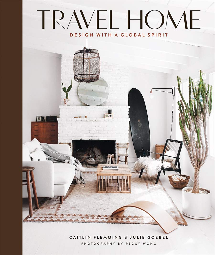 כריכת הספר "עיצוב בית" מאת Fine Lab Home, המציגה סלון מודרני עם קירות לבנים, אח, עיצוב אקלקטי וצמח קקטוס גבוה.