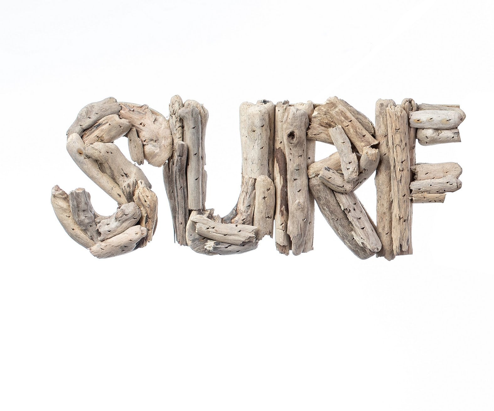 קישוט עצי סחף מבית Fine Lab Home מרכיבים את המילה SURF מעץ סחף, ויוצרים עבודת יד קישוט ייחודית על רקע לבן.