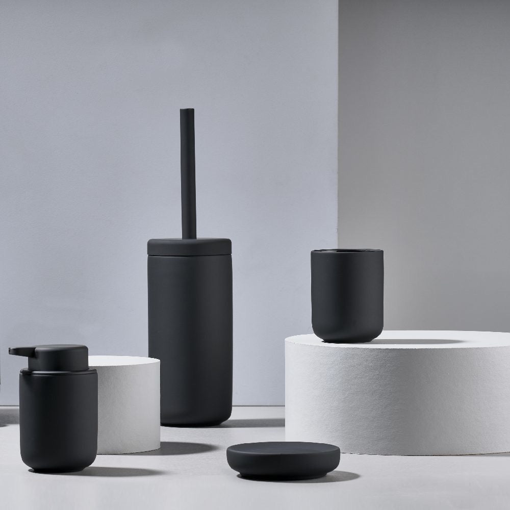 סבונייה עגולה מבית Fine Lab Home, עם בסיס שטוח וקצוות מעט מוגבהים, מונחת על רקע לבן חלק.