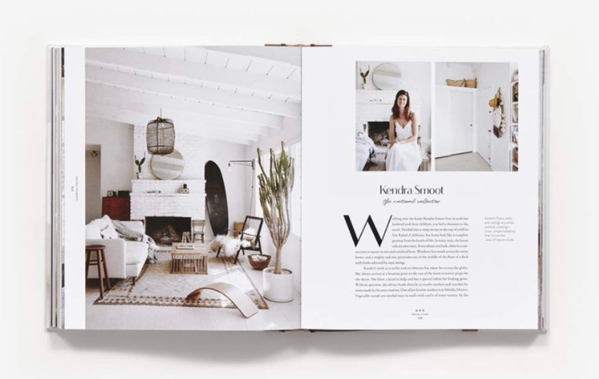 כריכת הספר "עיצוב בית" מאת Fine Lab Home, המציגה סלון מודרני עם קירות לבנים, אח, עיצוב אקלקטי וצמח קקטוס גבוה.