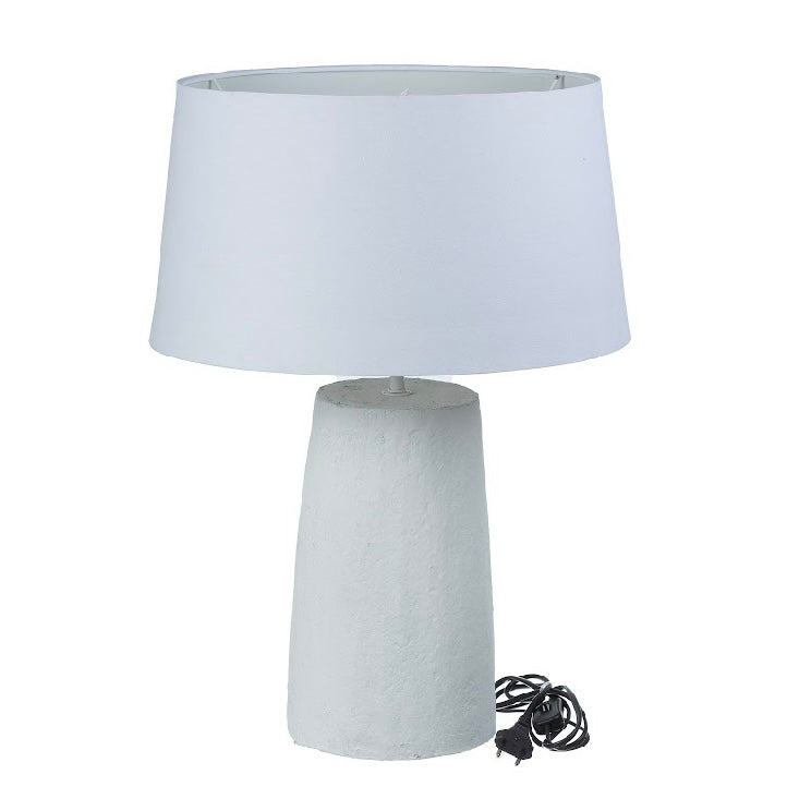 גוף תאורה ג'ואי מבית Fine Lab Home – מנורת שולחן לבנה עם בסיס גלילי מחוספס וצלון רחב בעיצוב מינימליסטי. כבל החשמל השחור מונח לצד גוף התאורה בעבודת יד.