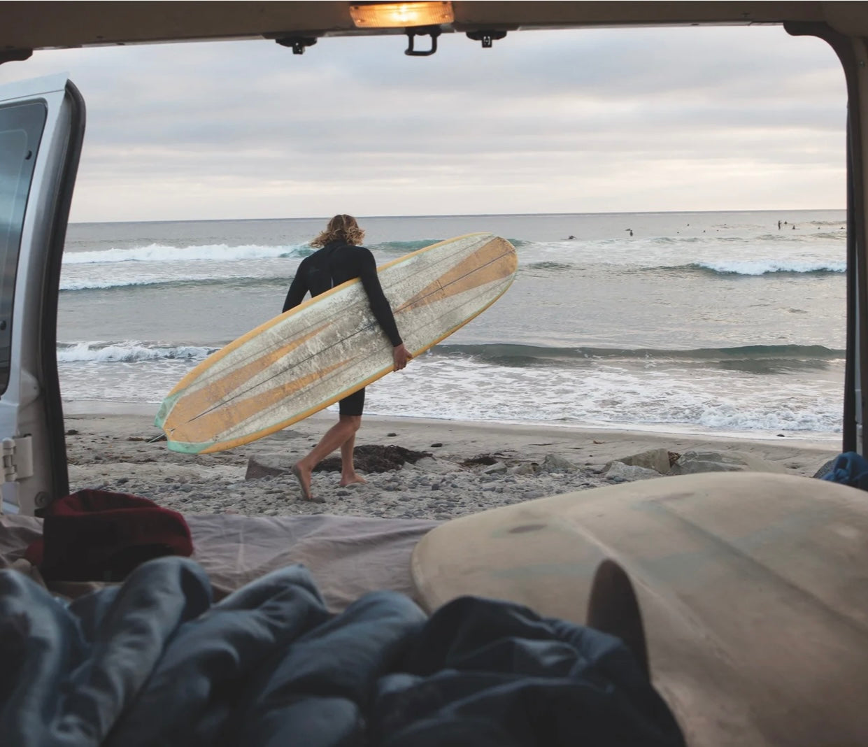 ספר העיצוב surf odyssey של Fine Lab Home הוא ספר עיצוב בכריכה קשה, שעל כריכתו מופיע גולש גלים.