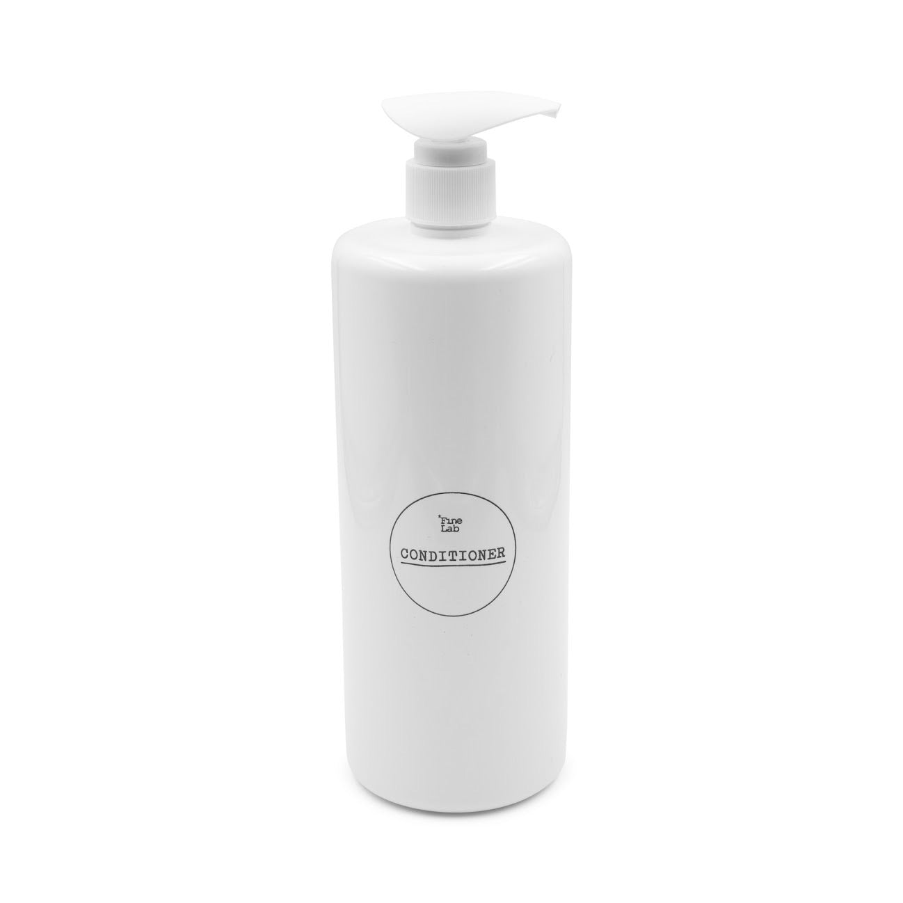 בקבוק משאבה לבן עם הכיתוב Conditioner בצבע שחור על רקע לבן, אידיאלי לחדר האמבטיה או כמשאבה למילוי.