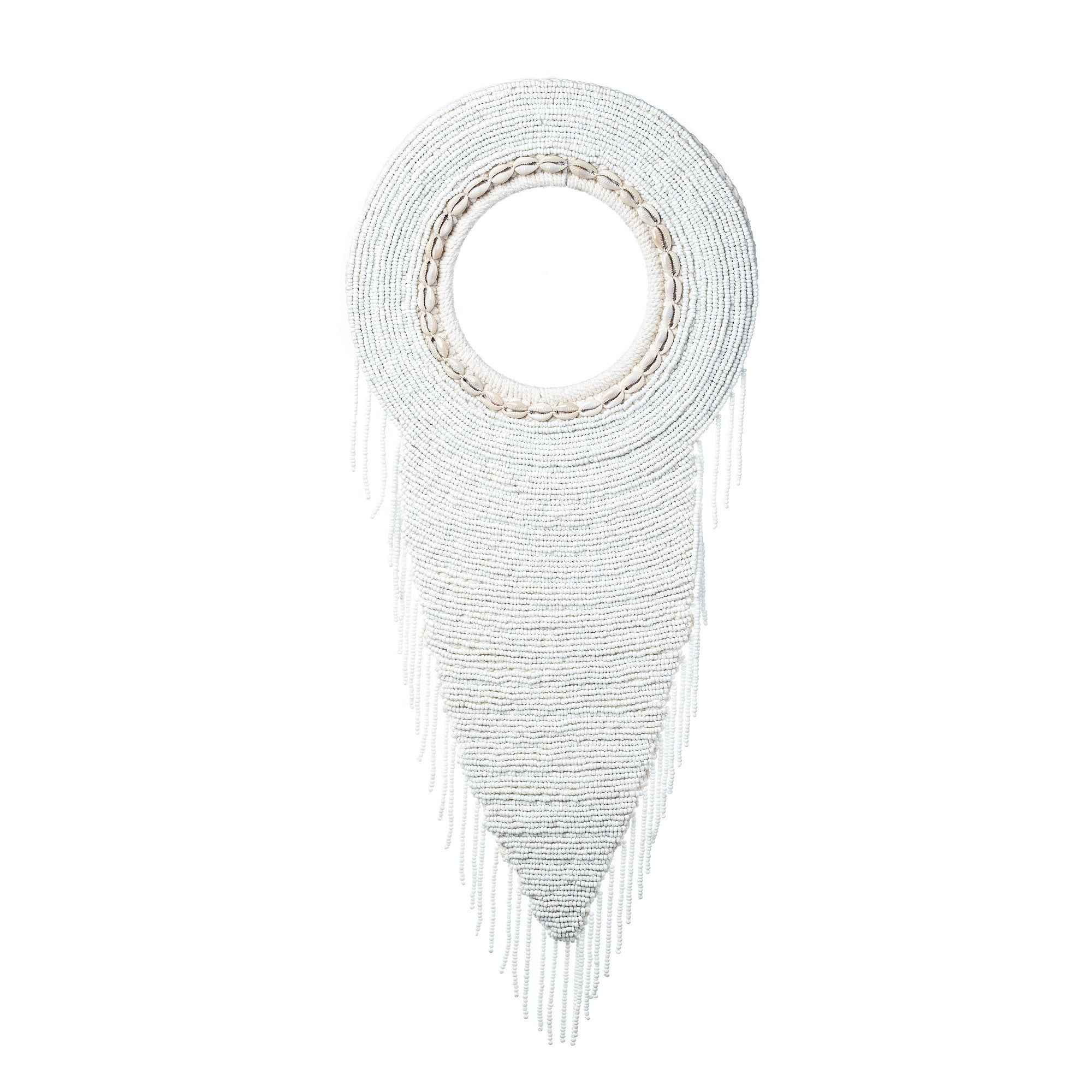 קישוט קיר מקרמה צדפים של Fine Lab Home—עיצוב עגול גדול עם מרכז חלול, מקרמה וגדילים המשתלשלים ליצירת צורה משולשת מחודדת.