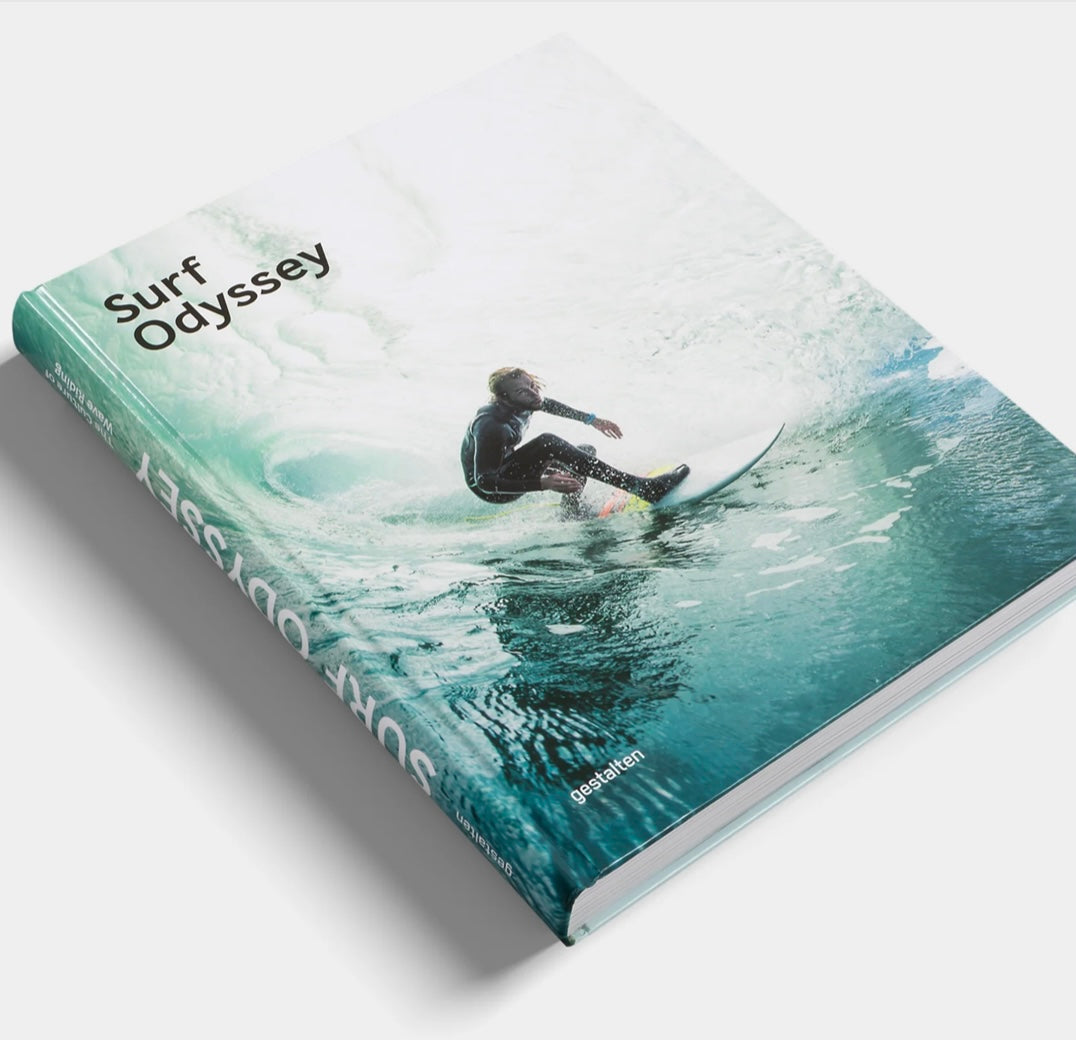 ספר העיצוב surf odyssey של Fine Lab Home הוא ספר עיצוב בכריכה קשה, שעל כריכתו מופיע גולש גלים.