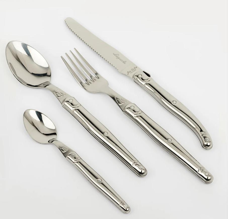 סט סכו"ם מפלדת אל-חלד בן 24 חלקים מבית Fine Lab Home, מסודר על רקע לבן.