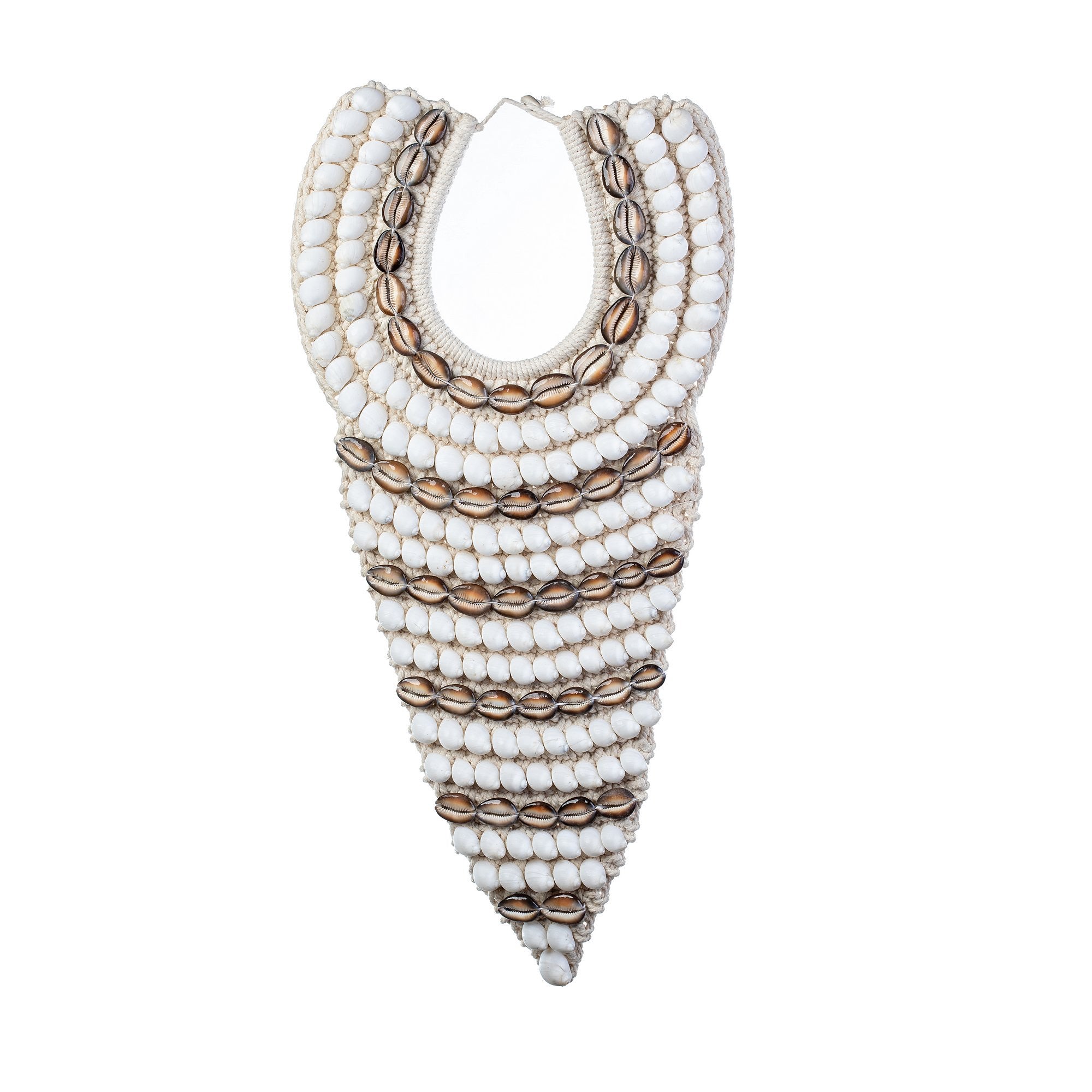 The Fine Lab Home קישוט קיר מקרמה צדפים כולל שורות של צדפים לבנים וחומים בעיצוב משולש ורב שכבתי, היוצרים קישוט קיר ייחודי.