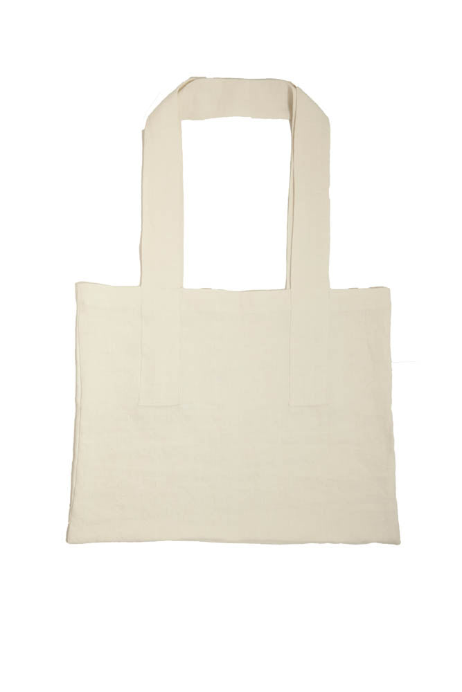 תיק פשתן של Fine Lab Home הוא תיק נשיאה מלבני בצבע לבן-שמנת, עם שתי ידיות רחבות ותווית קטנה בצבע בז' עם כיתוב בכתב יד.