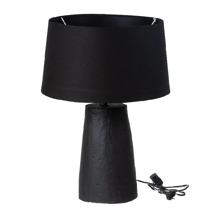 גוף תאורה ג'ואי מבית Fine Lab Home – מנורת שולחן לבנה עם בסיס גלילי מחוספס וצלון רחב בעיצוב מינימליסטי. כבל החשמל השחור מונח לצד גוף התאורה בעבודת יד.