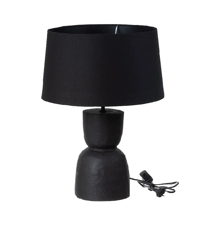 גוף תאורה בליס מבית Fine Lab Home – מנורת שולחן לבנה עם בסיס גלילי מחוספס וגוף תאורה מינימליסטי, אהיל לבן וכבל חשמל שחור מגולגל לצידה.