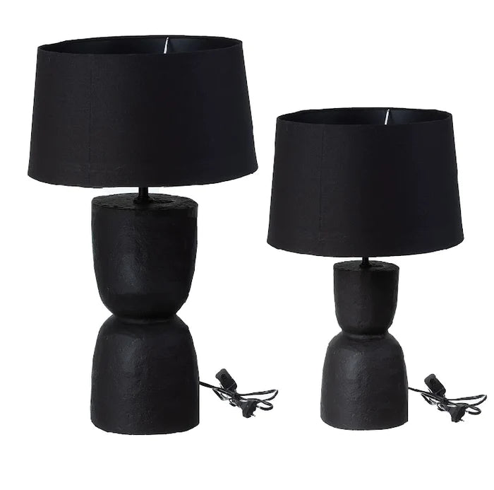גוף תאורה בליס מבית Fine Lab Home – מנורת שולחן לבנה עם בסיס גלילי מחוספס וגוף תאורה מינימליסטי, אהיל לבן וכבל חשמל שחור מגולגל לצידה.