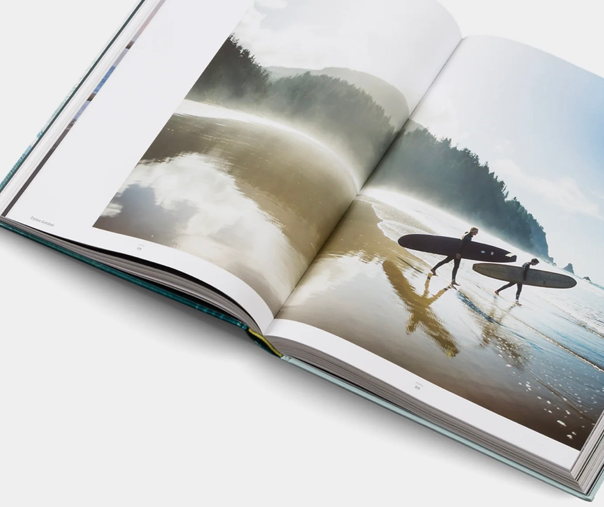 ספר העיצוב surf odyssey של Fine Lab Home הוא ספר עיצוב בכריכה קשה, שעל כריכתו מופיע גולש גלים.