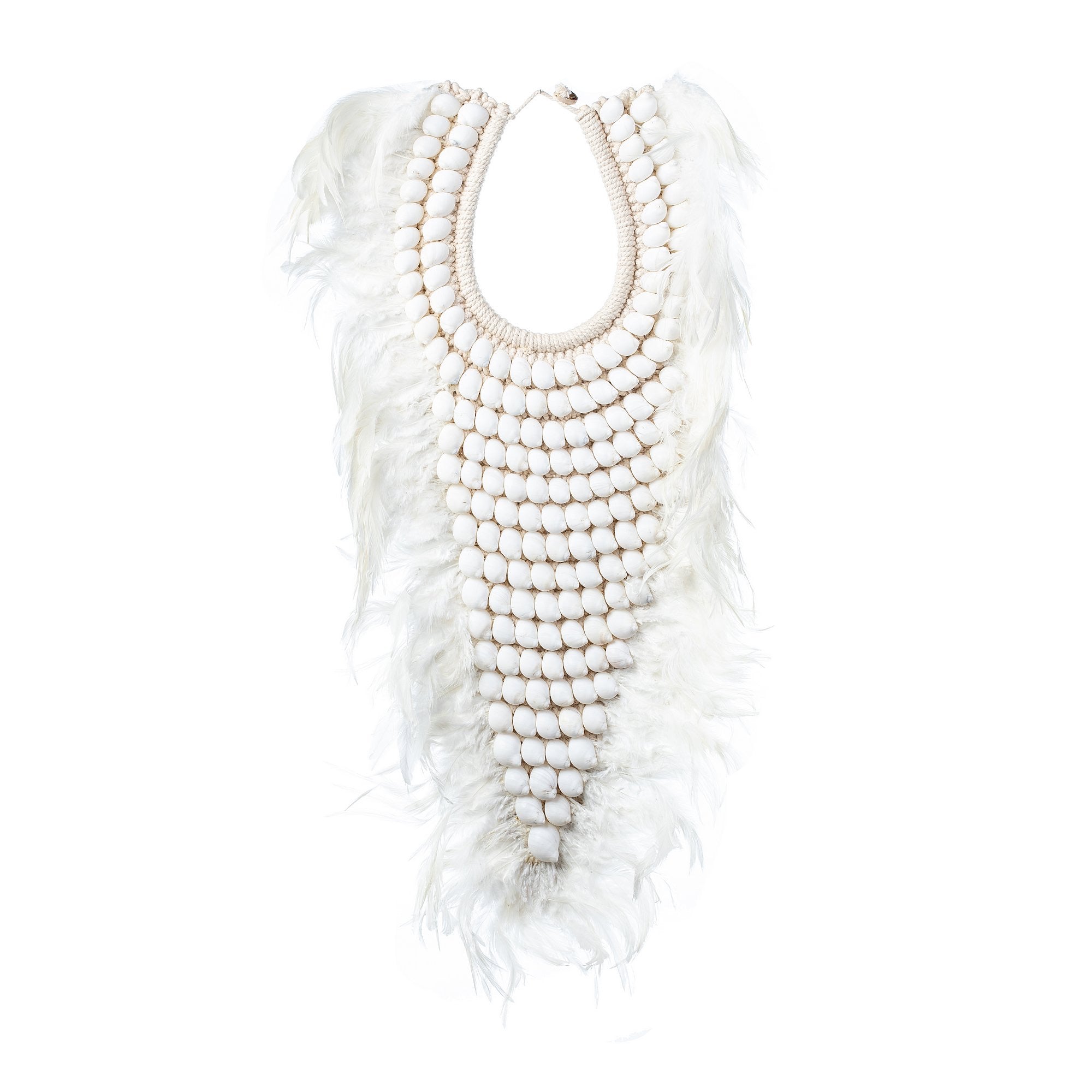 The Fine Lab Home קישוט קיר מקרמה צדפים כולל מספר שורות של צדפים לבנים עם נוצות לבנות הממסגרות את הקצוות, המוצגים על רקע לבן חלק.