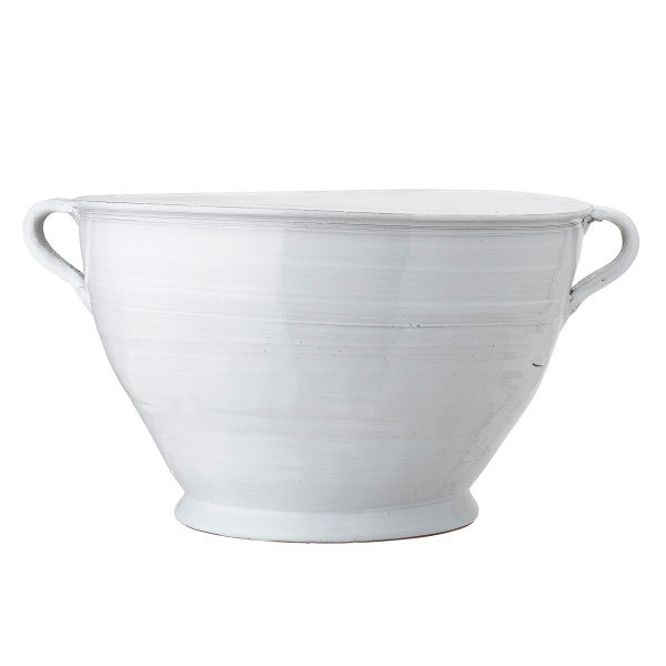 כד קרמיקה לבן מבית Fine Lab Home, עם שתי ידיות צדדיות ובסיס מעט מתרחב, במבט מהצד. אידיאלי ככלי הגשה.