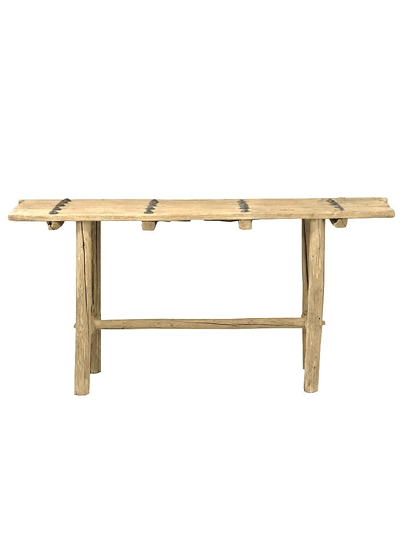 הקונסולה עץ ניטים מבית Fine Lab Home היא ספסל עץ כפרי בעל גימור טבעי גס, טקסטורת עץ בולטת, ארבע רגליים לא אחידות ומתיחה אופקית, המיוצר כריהוט ידידותי לסביבה.