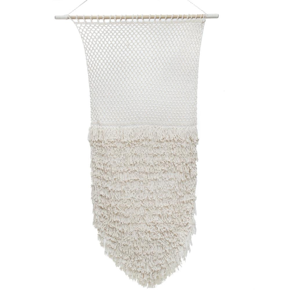 קישוט קיר מקרמה מבית Fine Lab Home בצבע קרם, עם חצי תחתון מרקמי וחלק עליון רשת, תלוי ממקל עץ – עבודת יד מושלמת לעיצוב הקיר.