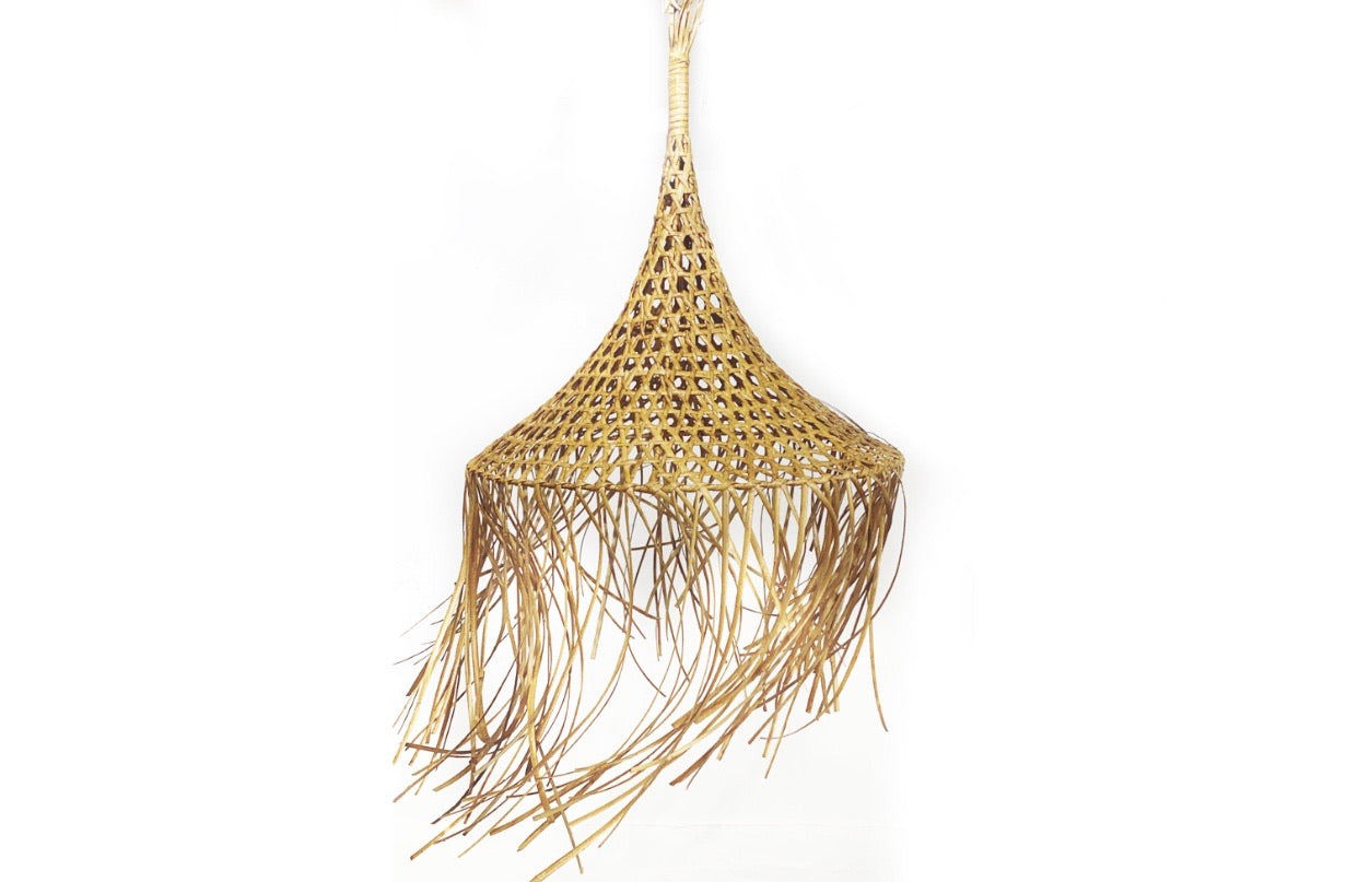 אהיל תאורה וולר של Fine Lab Home בעבודת יד עם צורה קונית ושוליים תלויים מעלי בננה, מתאים כתאורת תקרה ומעניק טאץ' טבעי לעיצוב הבית.